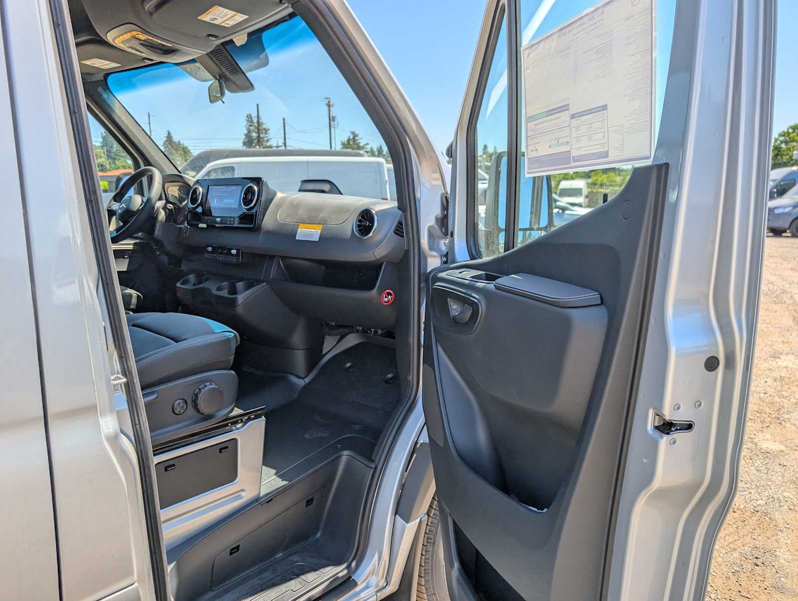 2025 Mercedes-Benz Sprinter 2500 Standard Roof I4 Diesel HO 144" RWD