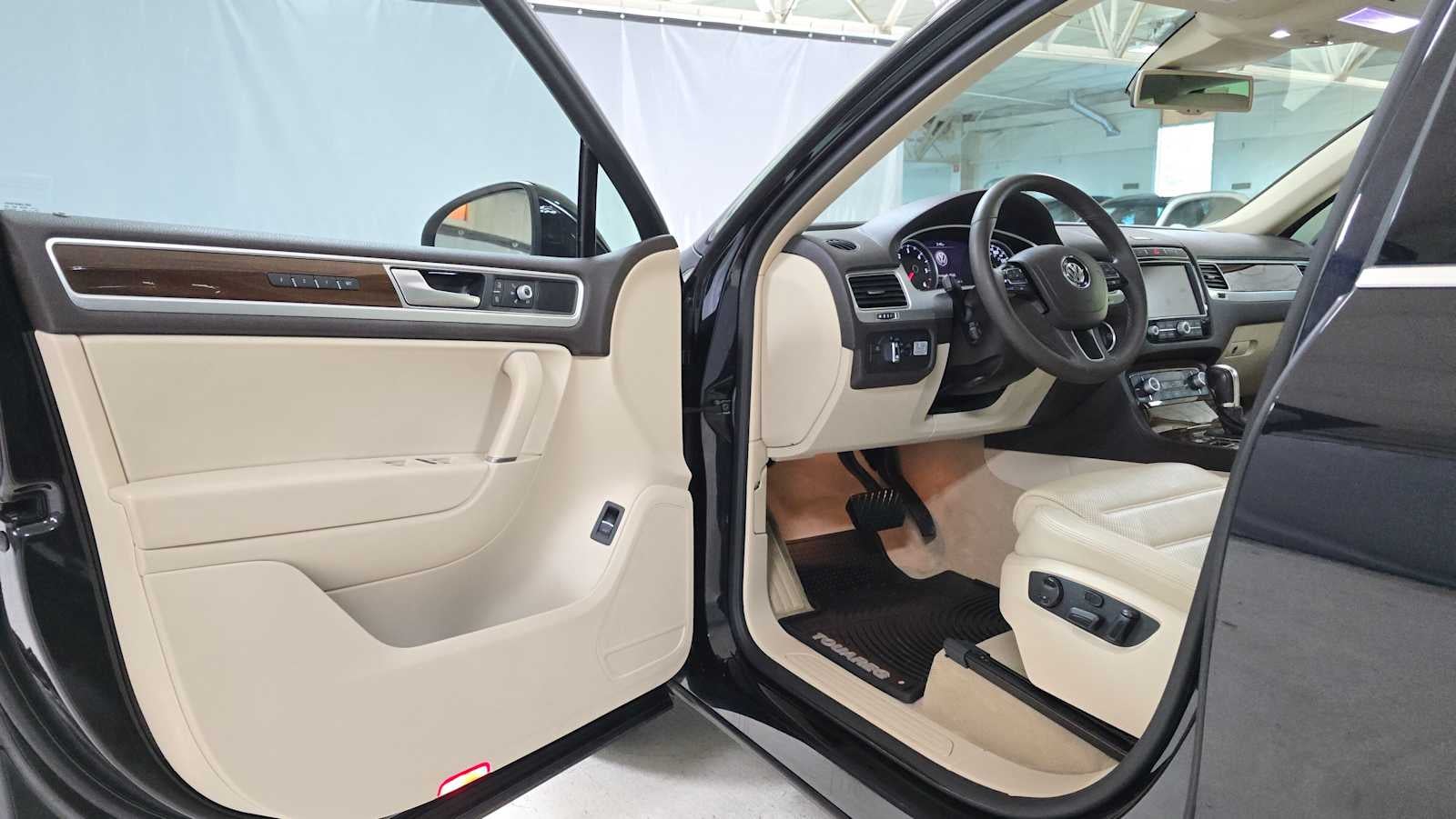 2016 Volkswagen Touareg Sport w/Technology