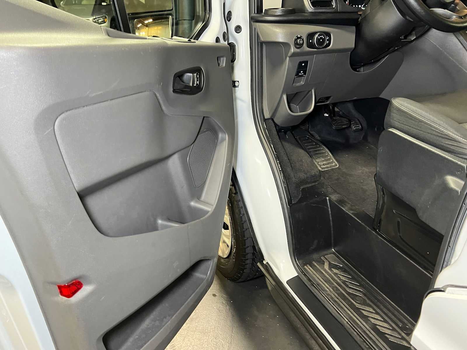 2023 Ford Transit Passenger Wagon XLT