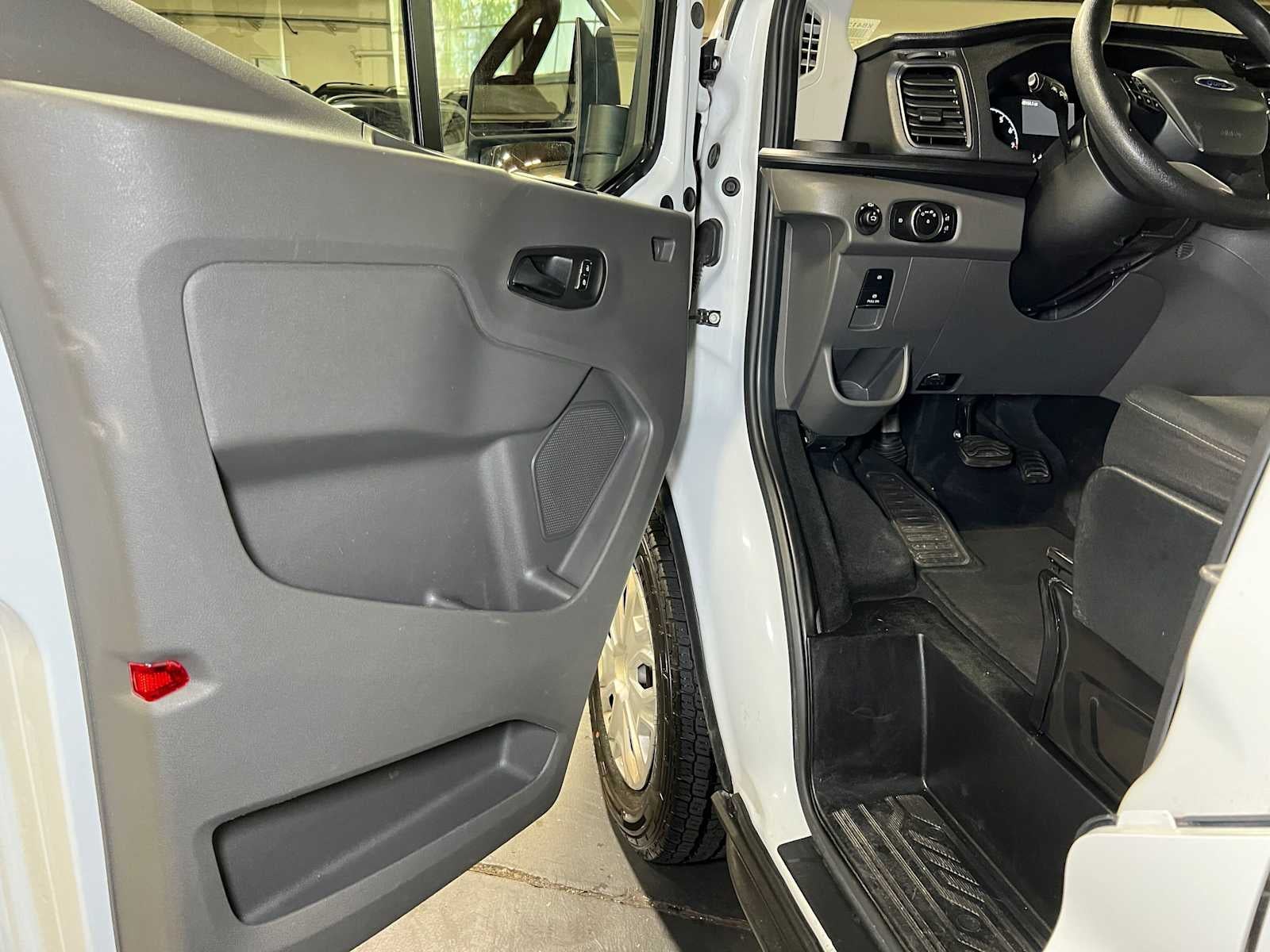 2023 Ford Transit Passenger Wagon XLT