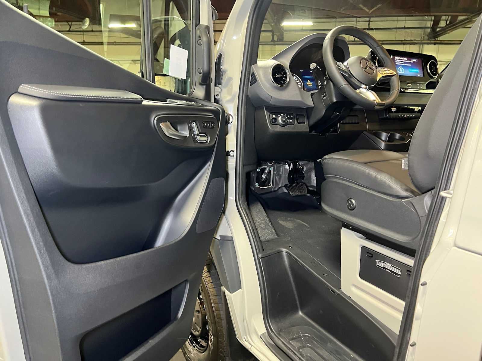 2026 Mercedes-Benz Sprinter 2500 Standard Roof I4 Diesel HO 144 AWD