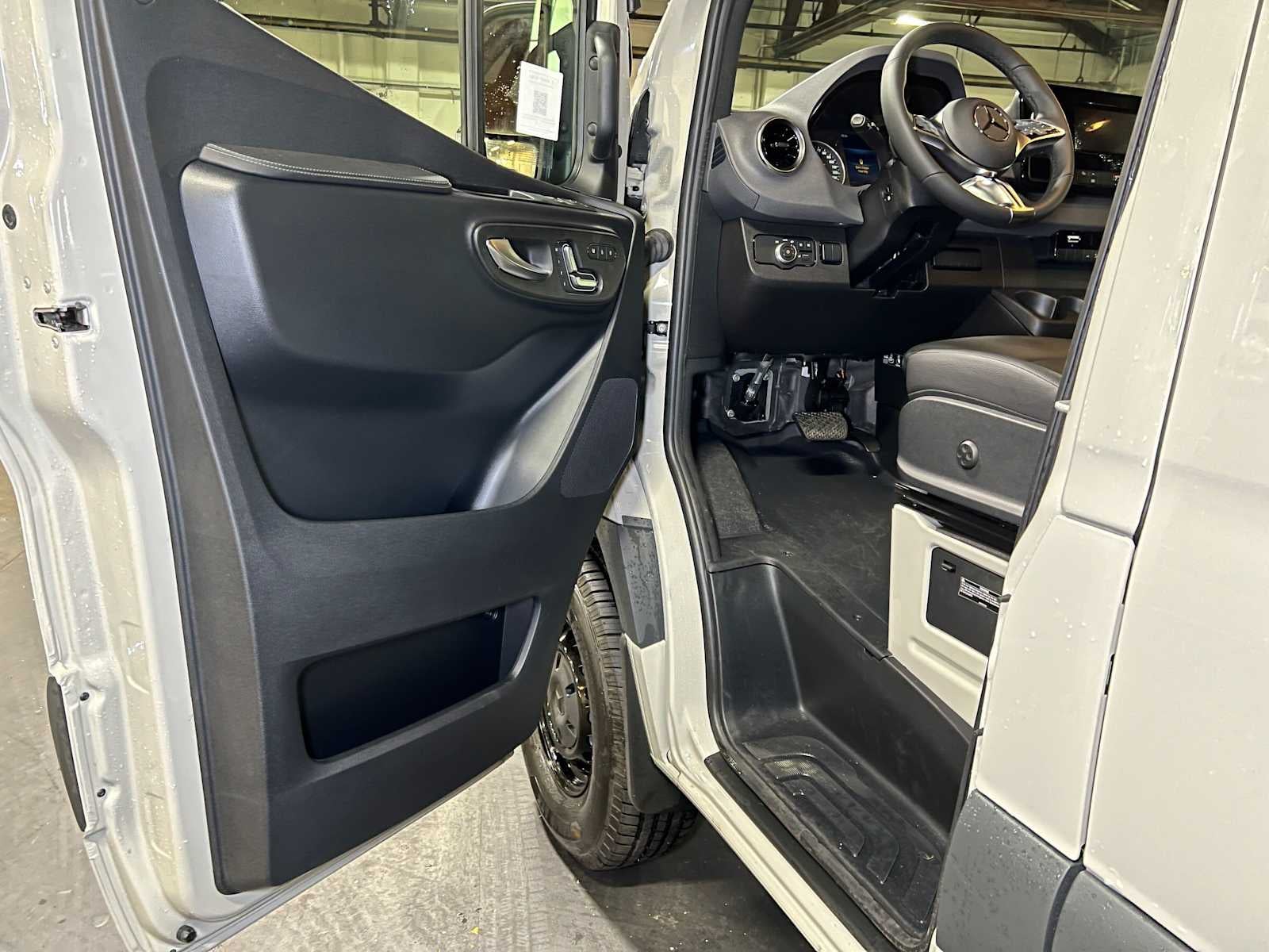 2026 Mercedes-Benz Sprinter 2500 Standard Roof I4 Diesel HO 144 AWD