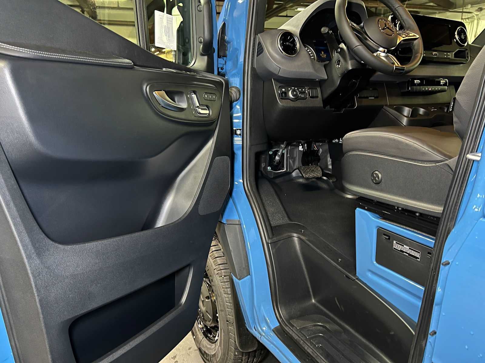 2026 Mercedes-Benz Sprinter Crew 2500 Standard Roof I4 Diesel HO 144 AWD