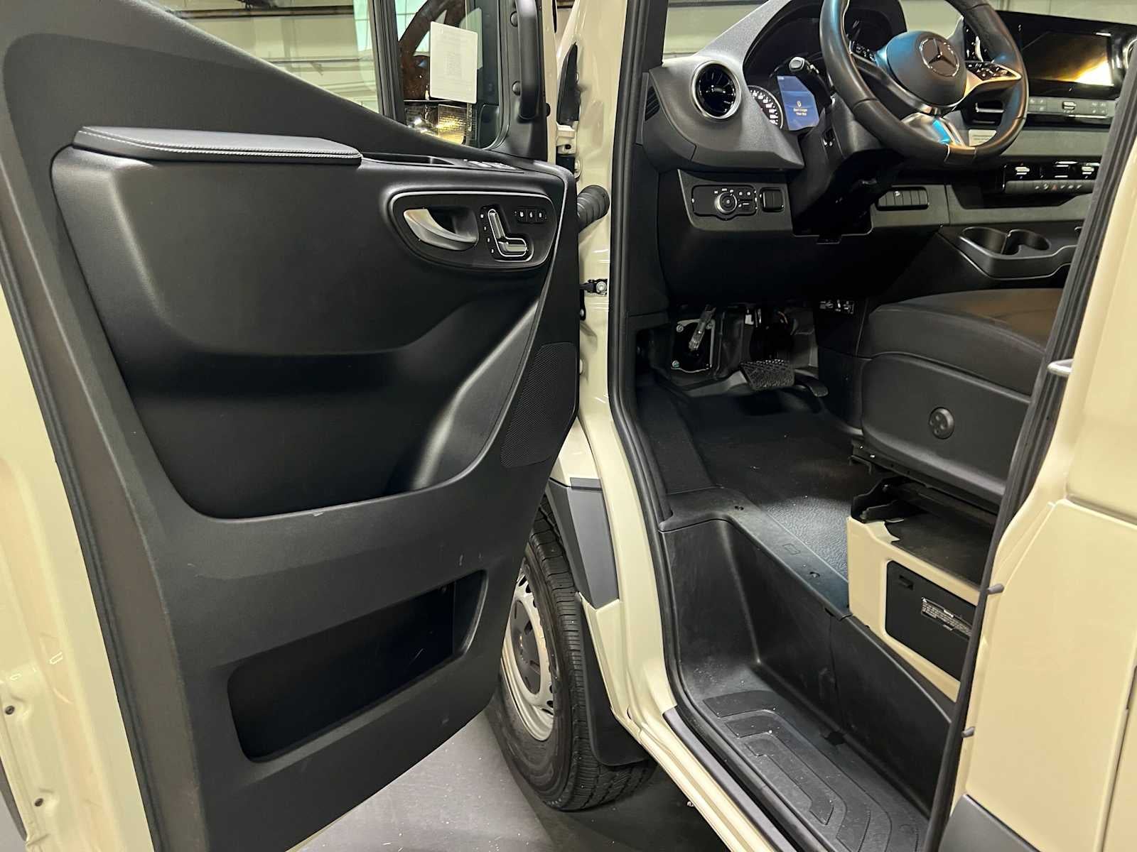 2026 Mercedes-Benz Sprinter 2500 Standard Roof I4 Diesel HO 144 AWD