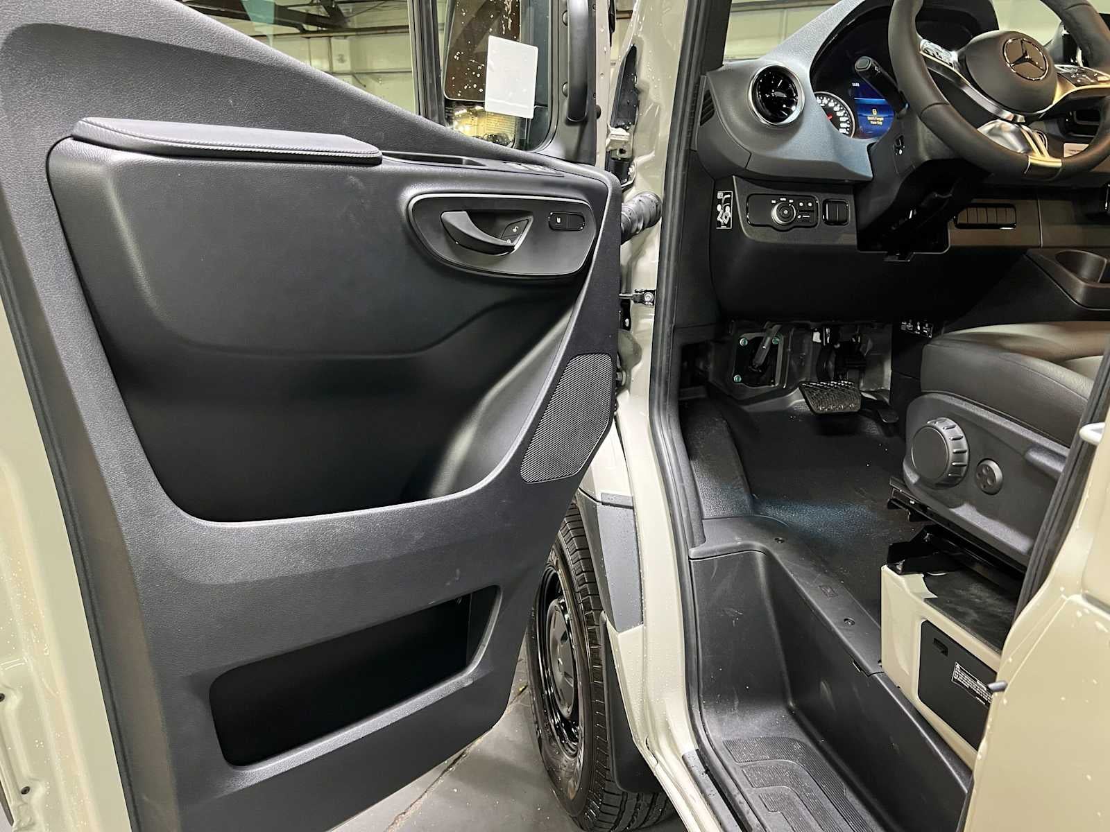 2026 Mercedes-Benz Sprinter 2500 Standard Roof I4 Diesel HO 144 AWD