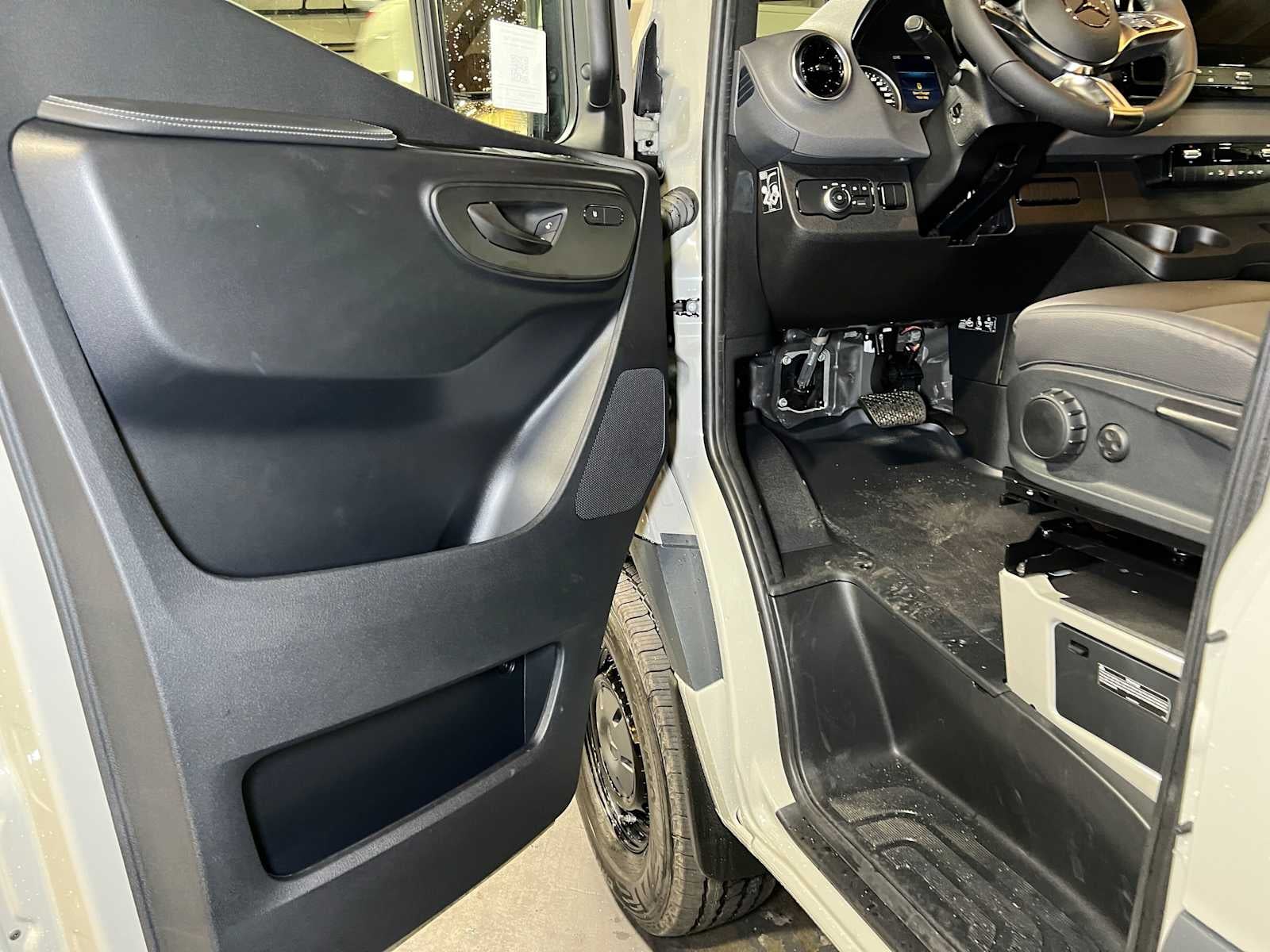 2026 Mercedes-Benz Sprinter 2500 Standard Roof I4 Diesel HO 144 AWD
