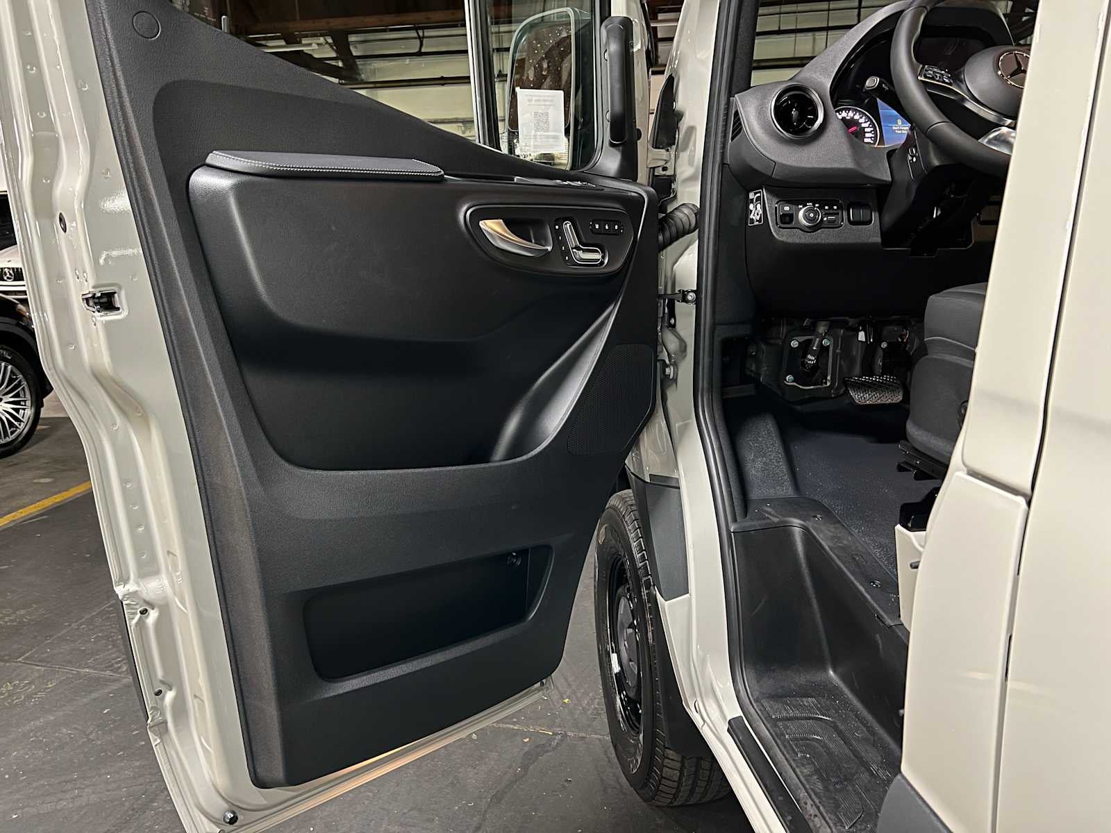 2026 Mercedes-Benz Sprinter 2500 Standard Roof I4 Diesel HO 144 AWD