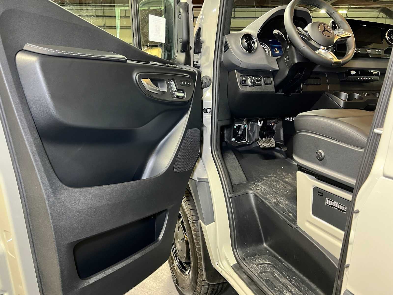 2026 Mercedes-Benz Sprinter Crew 2500 Standard Roof I4 Diesel HO 144 AWD