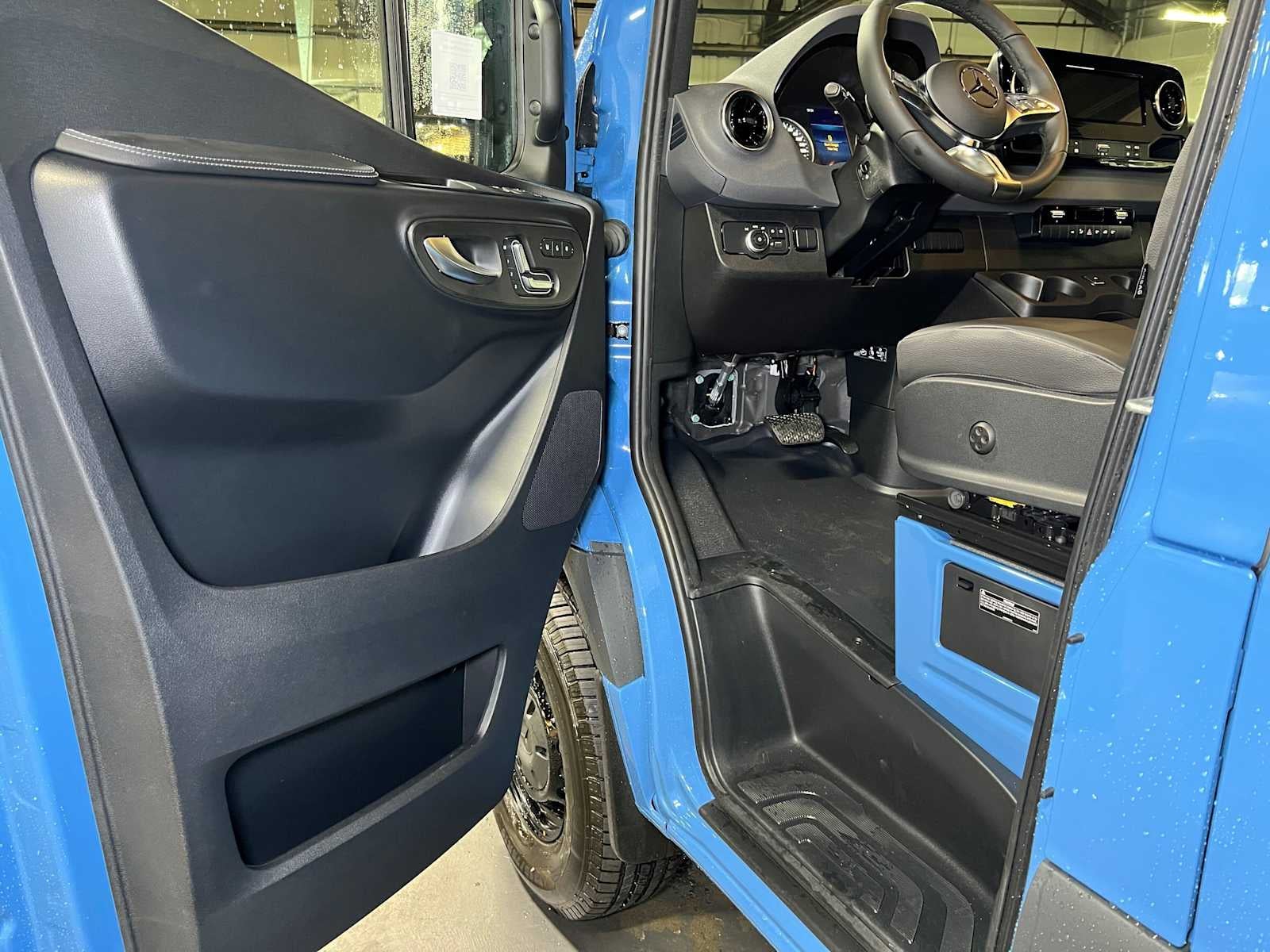 2026 Mercedes-Benz Sprinter Crew 2500 Standard Roof I4 Diesel HO 144 AWD