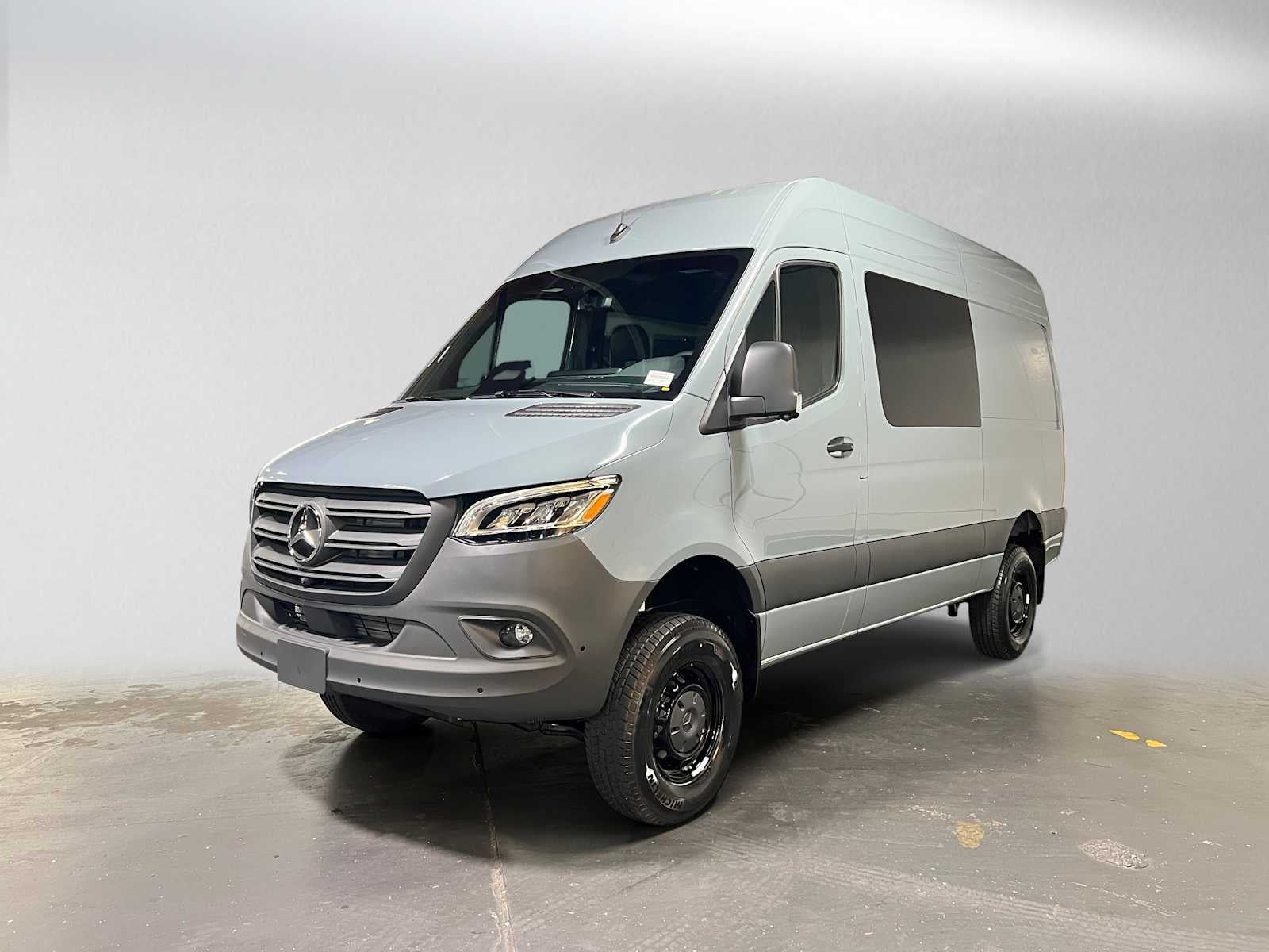 2026 Mercedes-Benz Sprinter Crew 2500 Standard Roof I4 Diesel HO 144 AWD