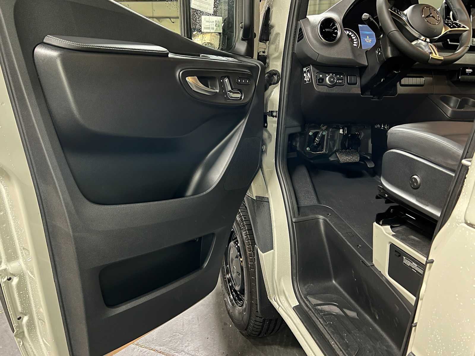 2026 Mercedes-Benz Sprinter 2500 Standard Roof I4 Diesel HO 144 AWD