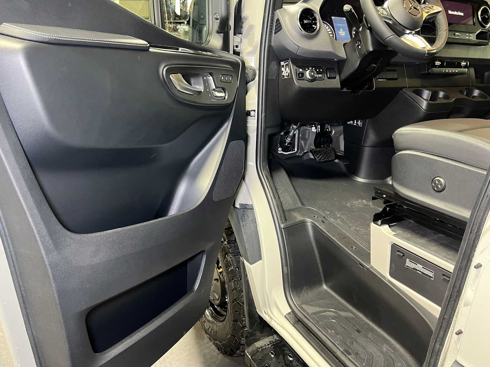 2026 Mercedes-Benz Sprinter Cargo 2500 Standard Roof I4 Diesel HO 144 AWD