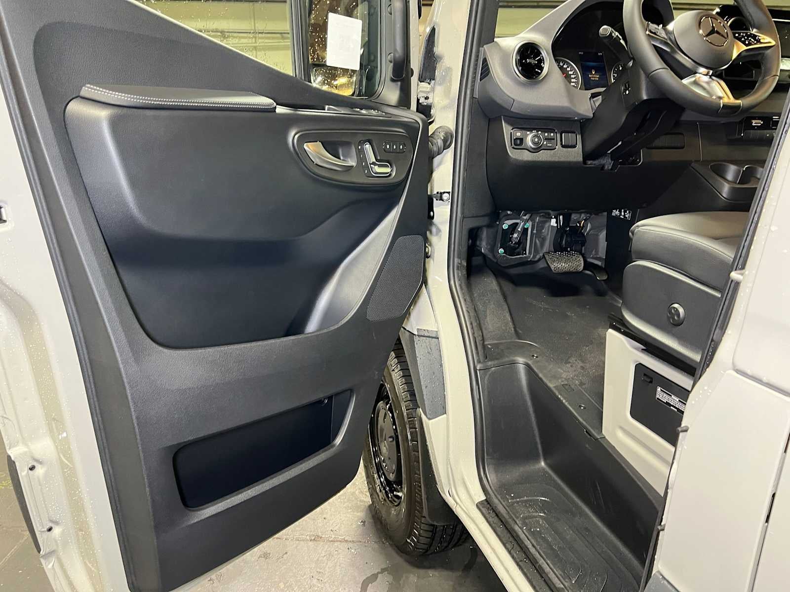 2026 Mercedes-Benz Sprinter 2500 Standard Roof I4 Diesel HO 144 AWD