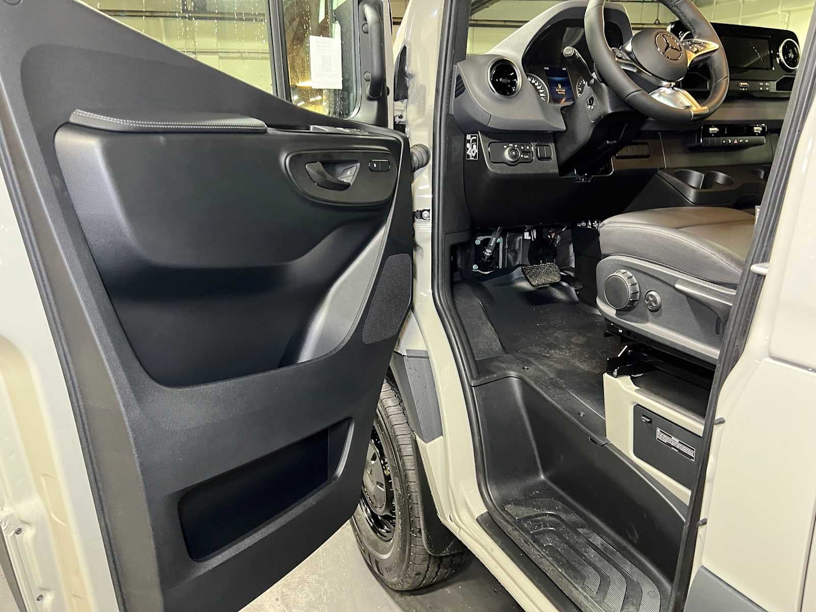 2026 Mercedes-Benz Sprinter Cargo 2500 Standard Roof I4 Diesel HO 144 AWD