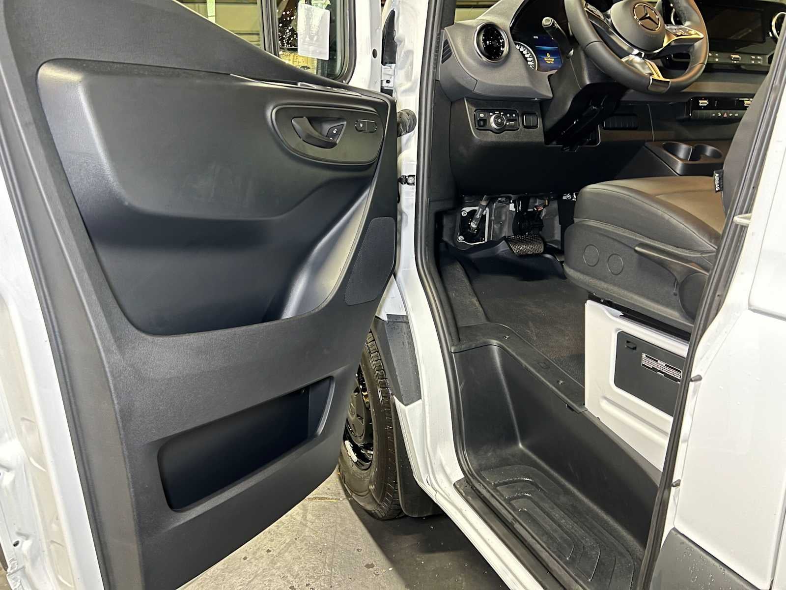 2026 Mercedes-Benz Sprinter Cargo 2500 Standard Roof I4 Diesel 144 RWD