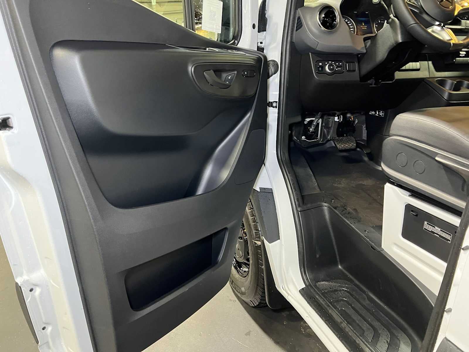 2026 Mercedes-Benz Sprinter Cargo 2500 Standard Roof I4 Diesel 144 RWD