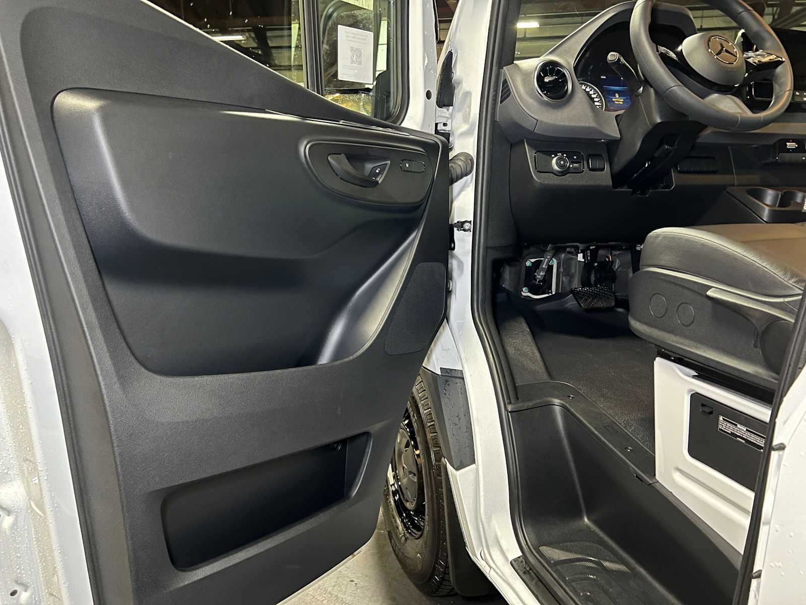 2026 Mercedes-Benz Sprinter Cargo 2500 Standard Roof I4 Diesel 144 RWD