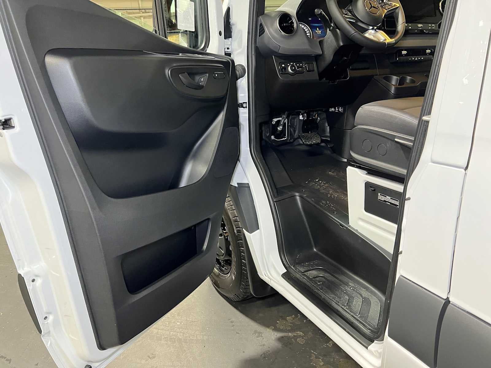 2026 Mercedes-Benz Sprinter Cargo 2500 Standard Roof I4 Diesel 144 RWD
