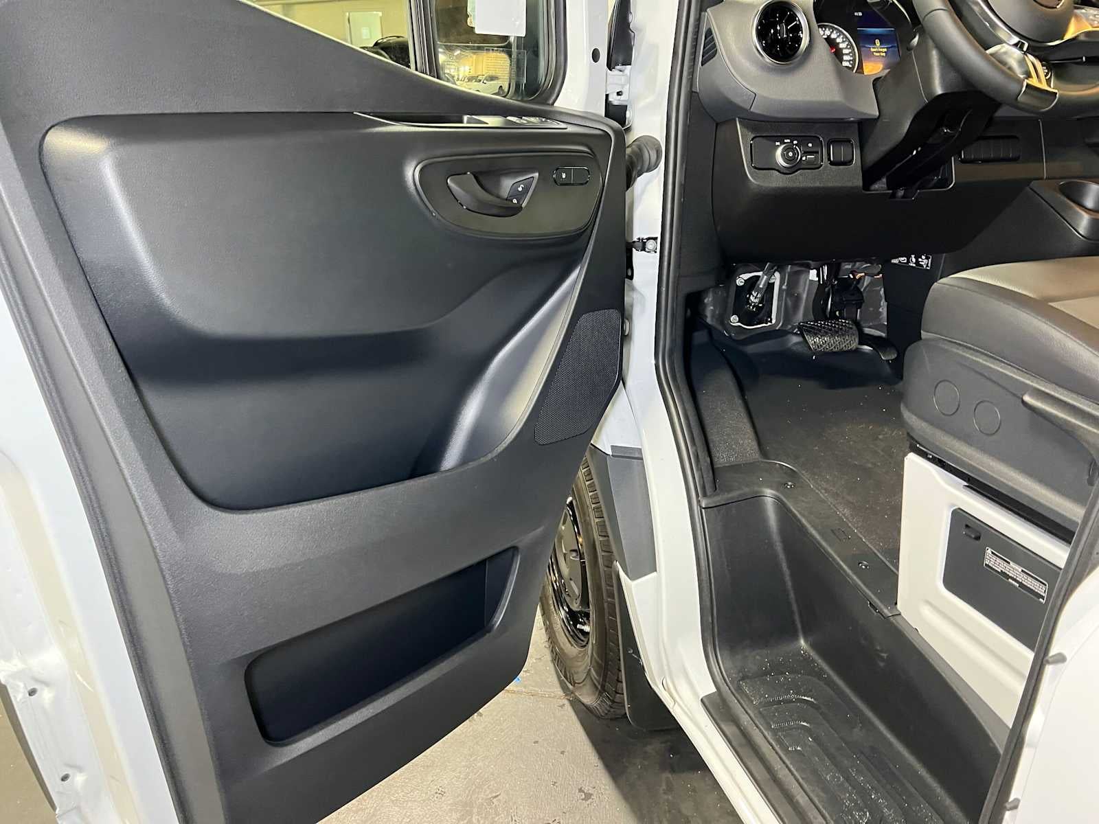 2026 Mercedes-Benz Sprinter Cargo 2500 Standard Roof I4 Diesel 144 RWD