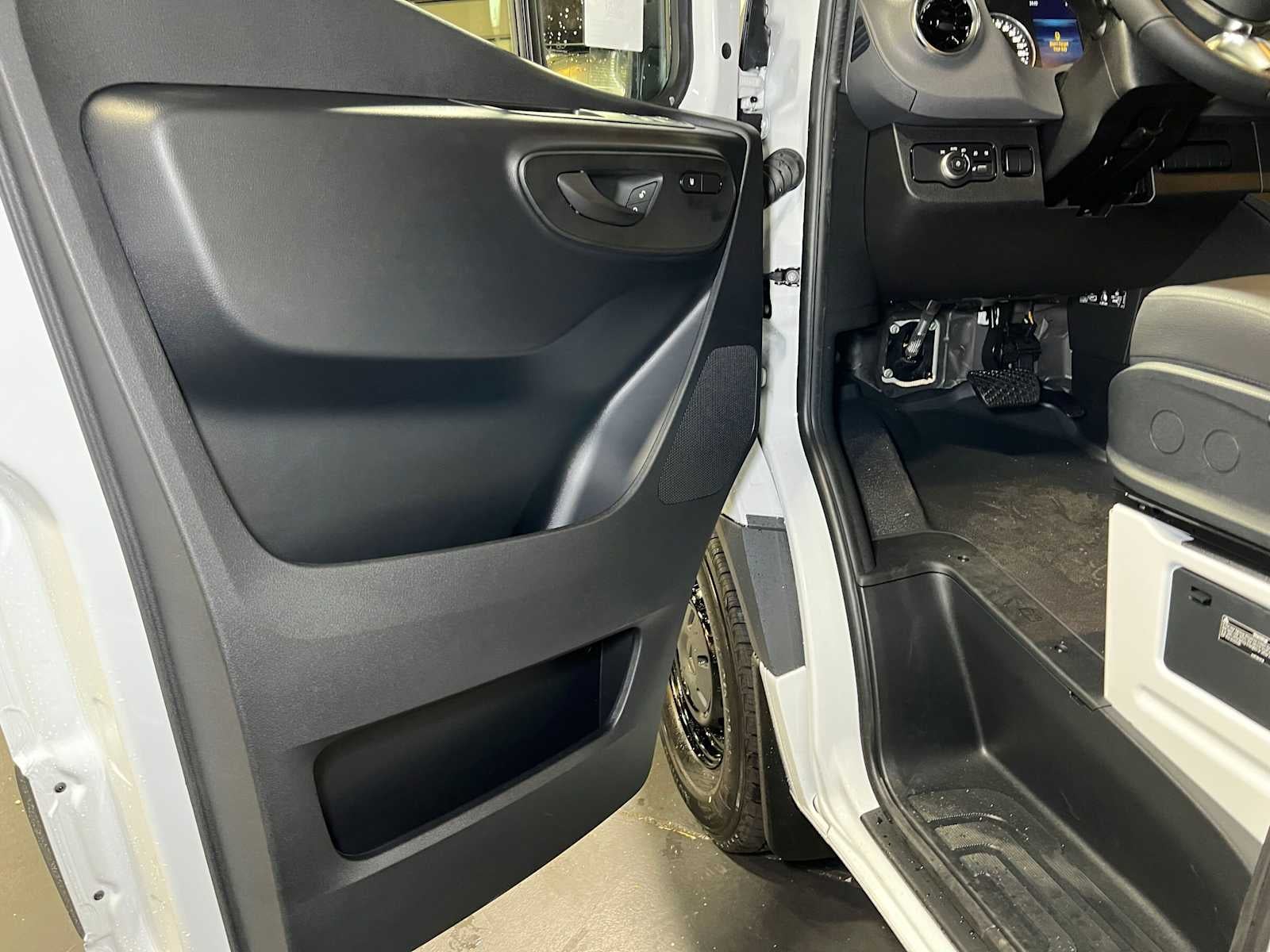 2026 Mercedes-Benz Sprinter Cargo 2500 Standard Roof I4 Diesel 144 RWD
