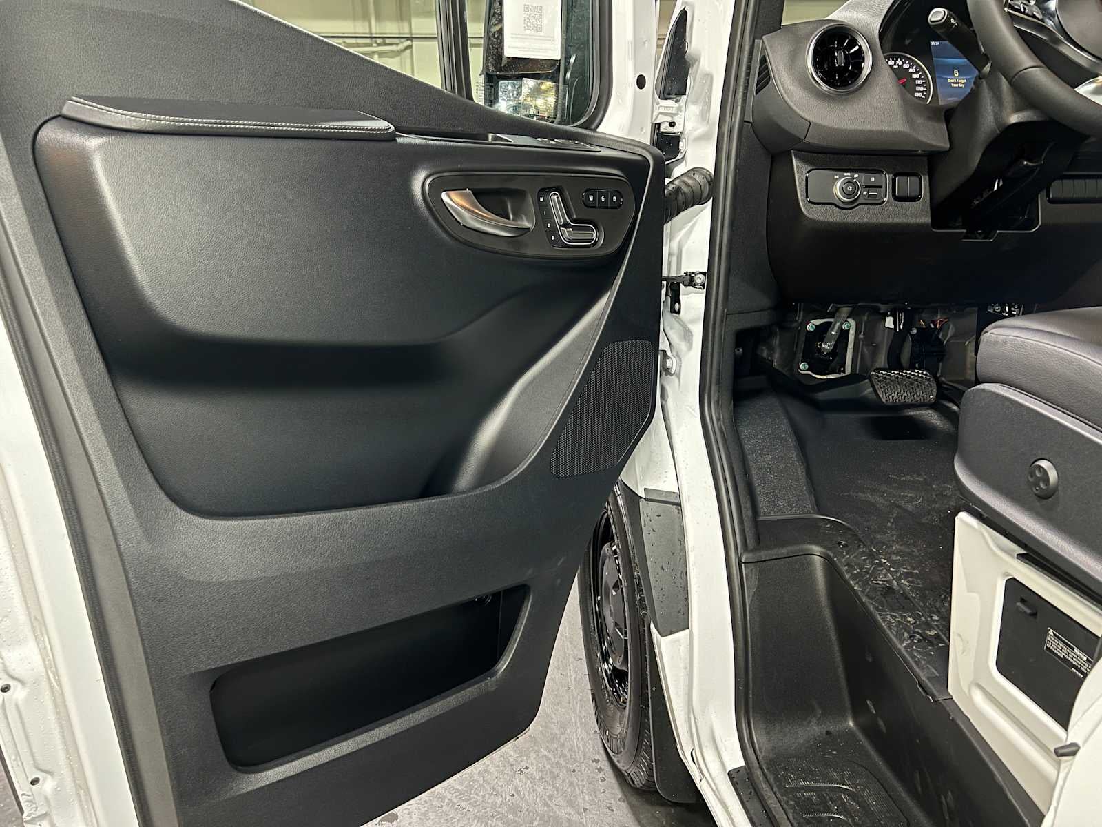 2026 Mercedes-Benz Sprinter 2500 High Roof I4 Diesel 170 RWD