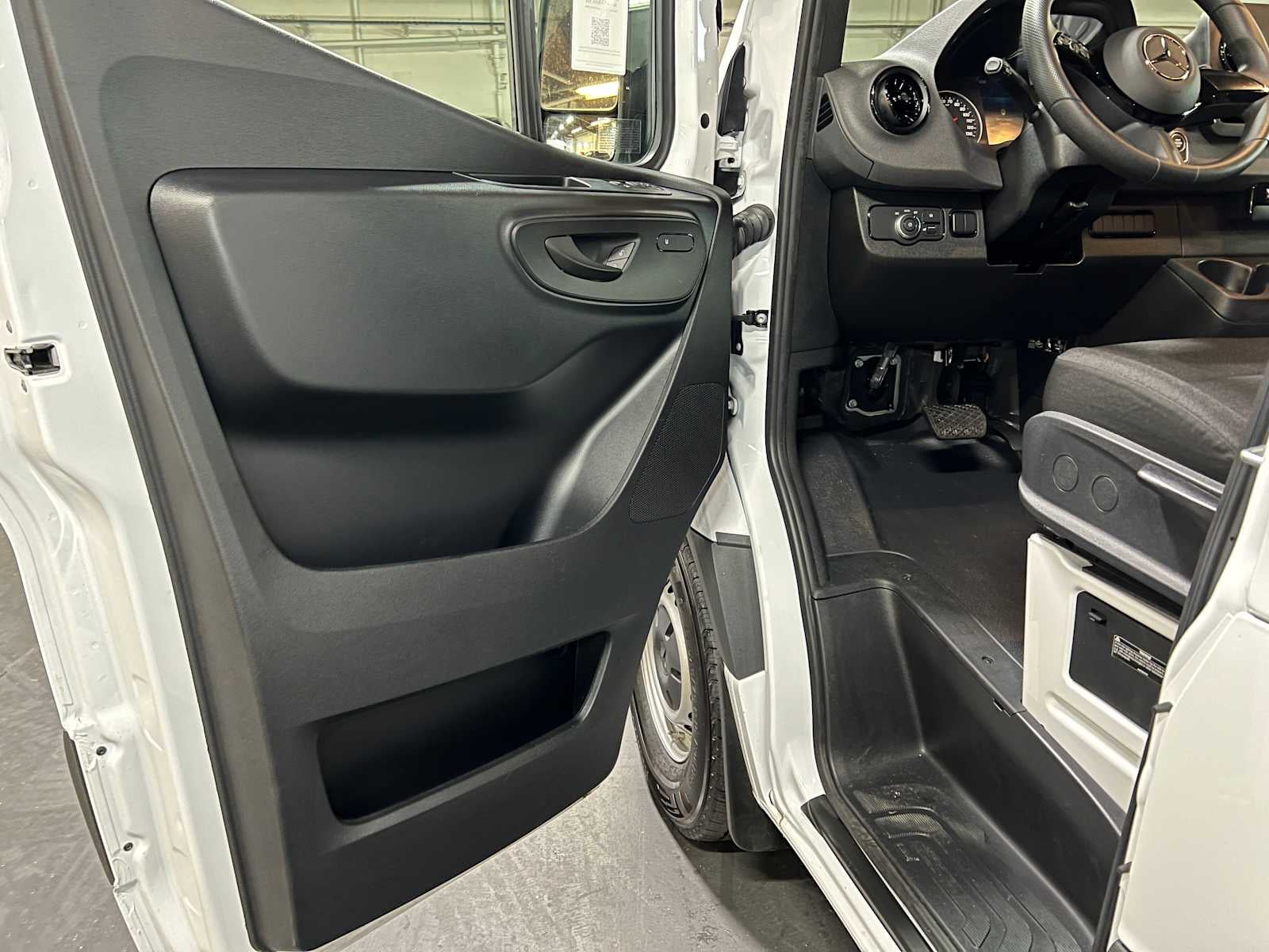 2025 Mercedes-Benz Sprinter Cargo Van 2500 High Roof I4 Diesel 170" RWD