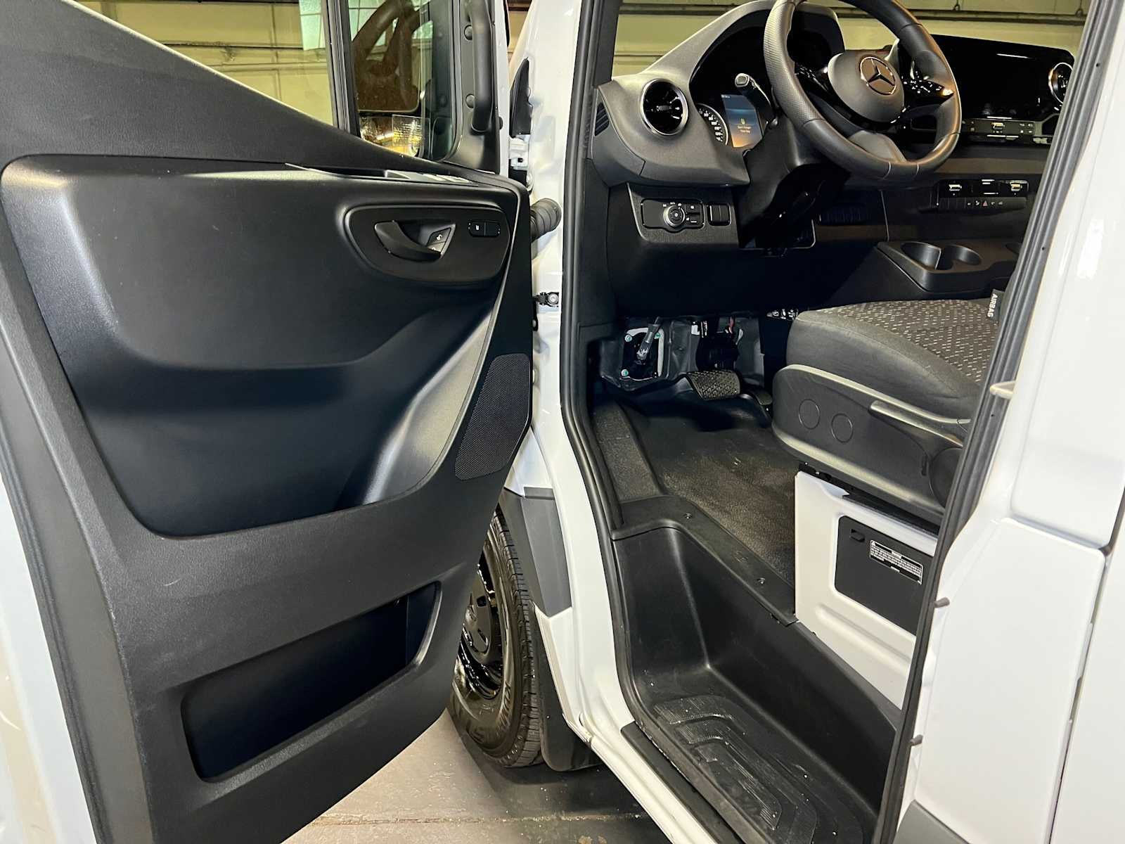 2026 Mercedes-Benz Sprinter 2500 Standard Roof I4 Diesel HO 144 RWD