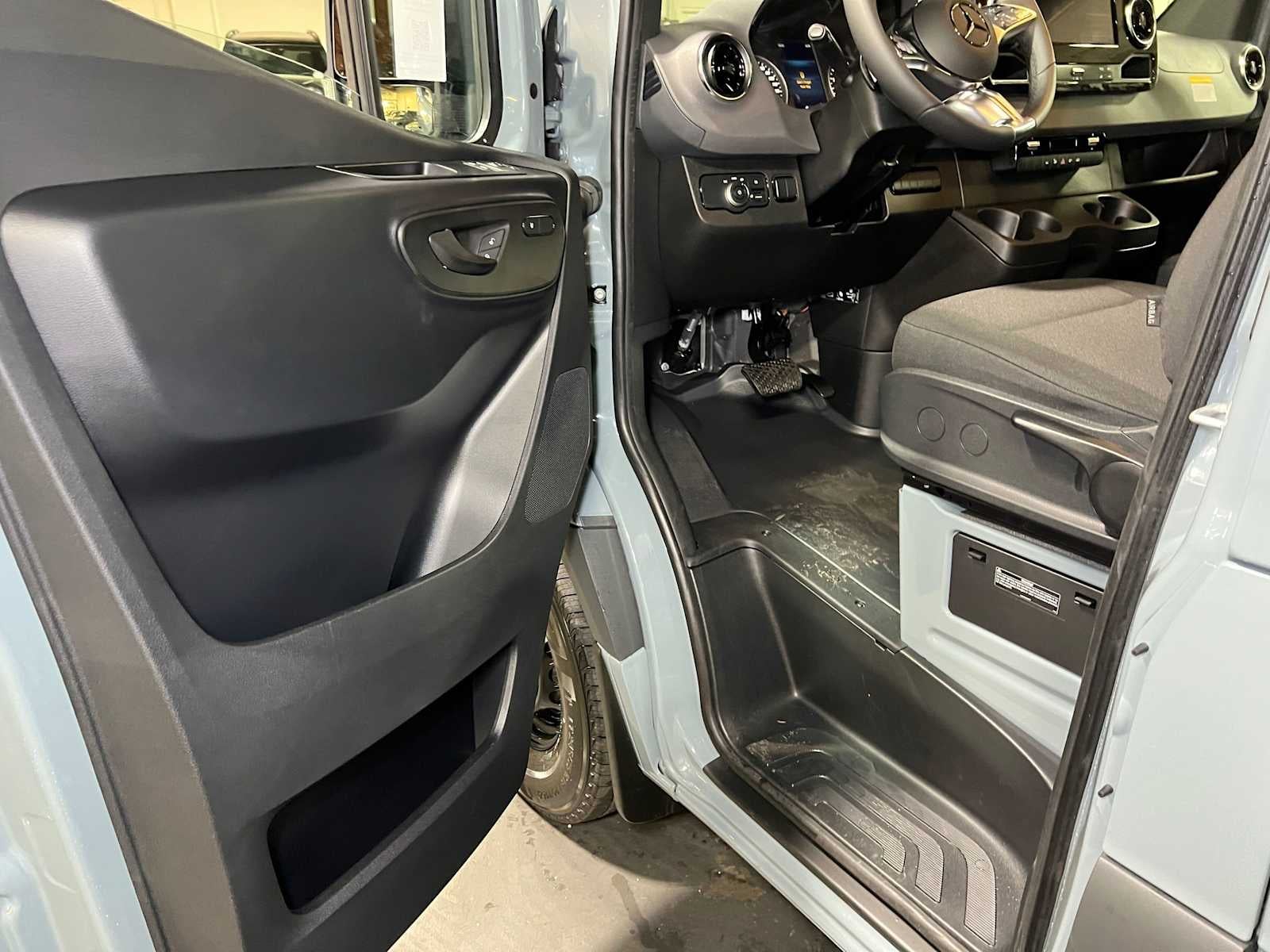 2026 Mercedes-Benz Sprinter Cargo 2500 Standard Roof I4 Diesel HO 144 RWD