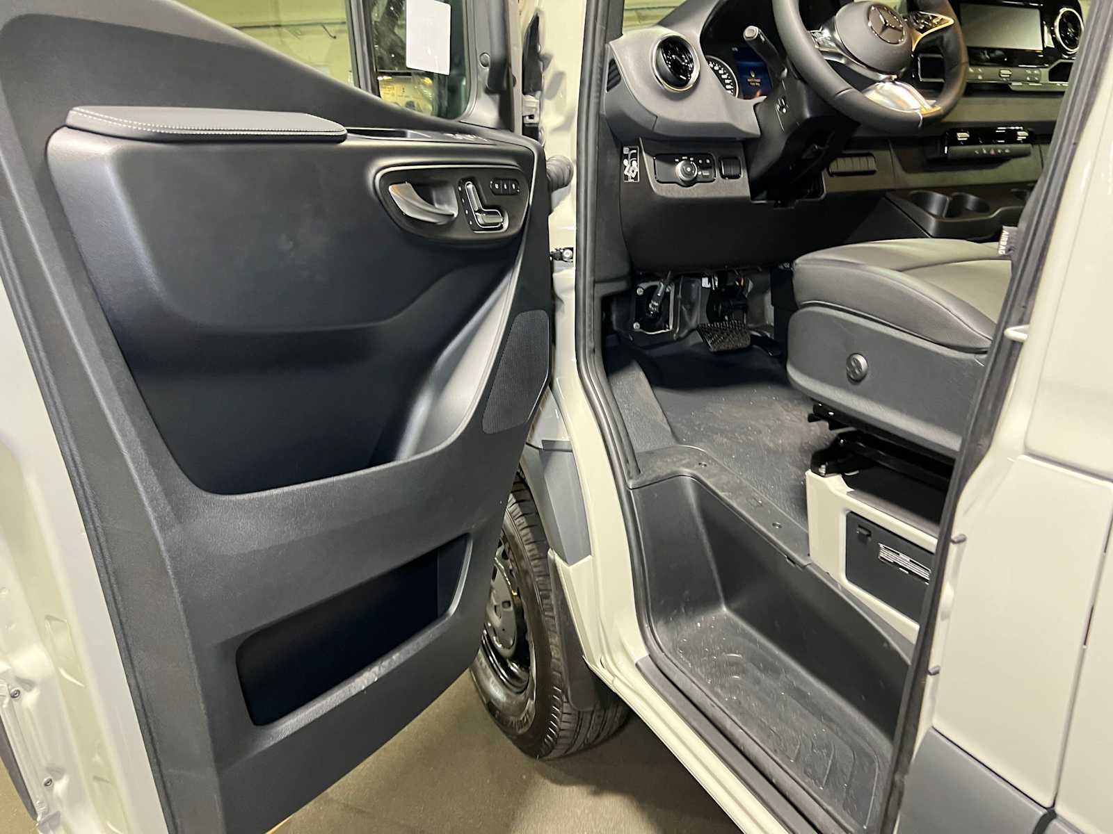 2027 Mercedes-Benz Sprinter Cargo 2500 Standard Roof I4 Diesel HO 144 AWD