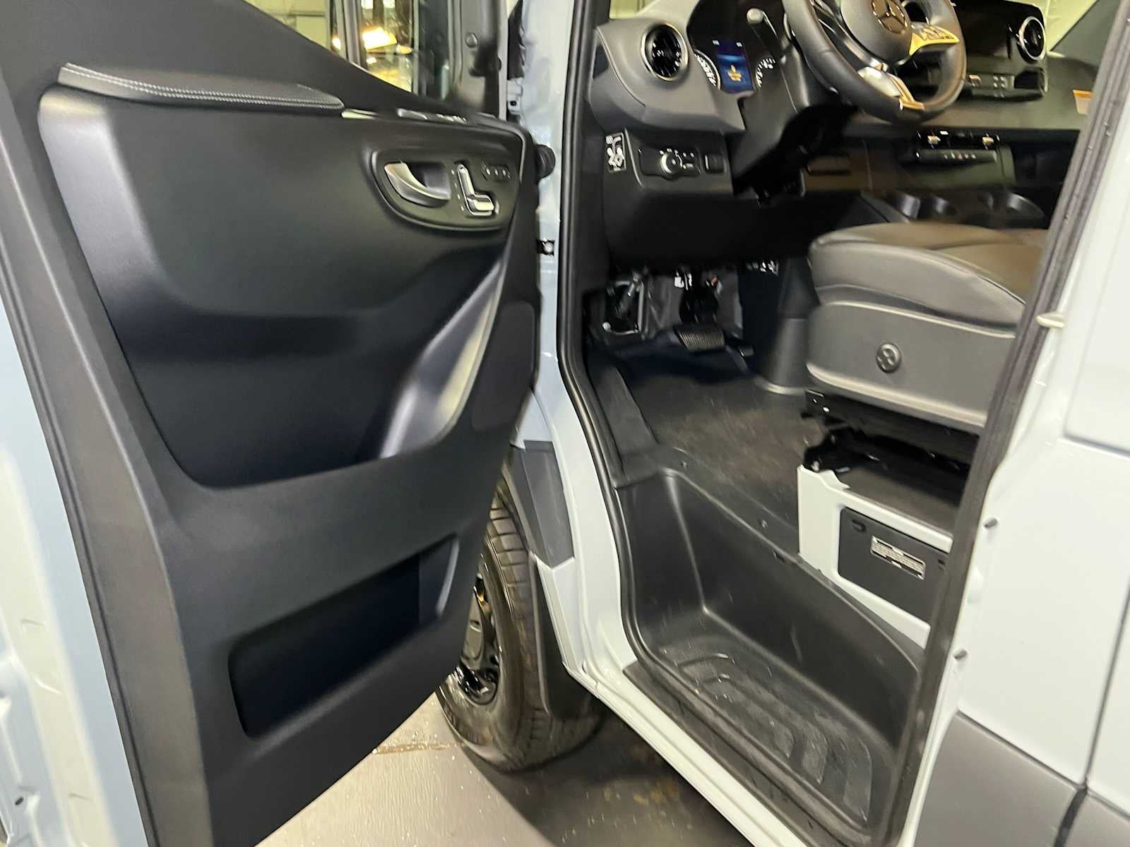 2027 Mercedes-Benz Sprinter Cargo 2500 Standard Roof I4 Diesel HO 144 AWD