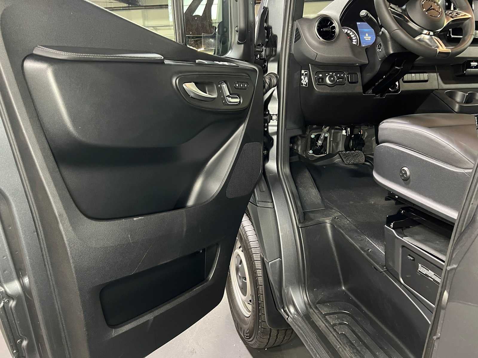 2026 Mercedes-Benz Sprinter 2500 Standard Roof I4 Diesel HO 144 AWD