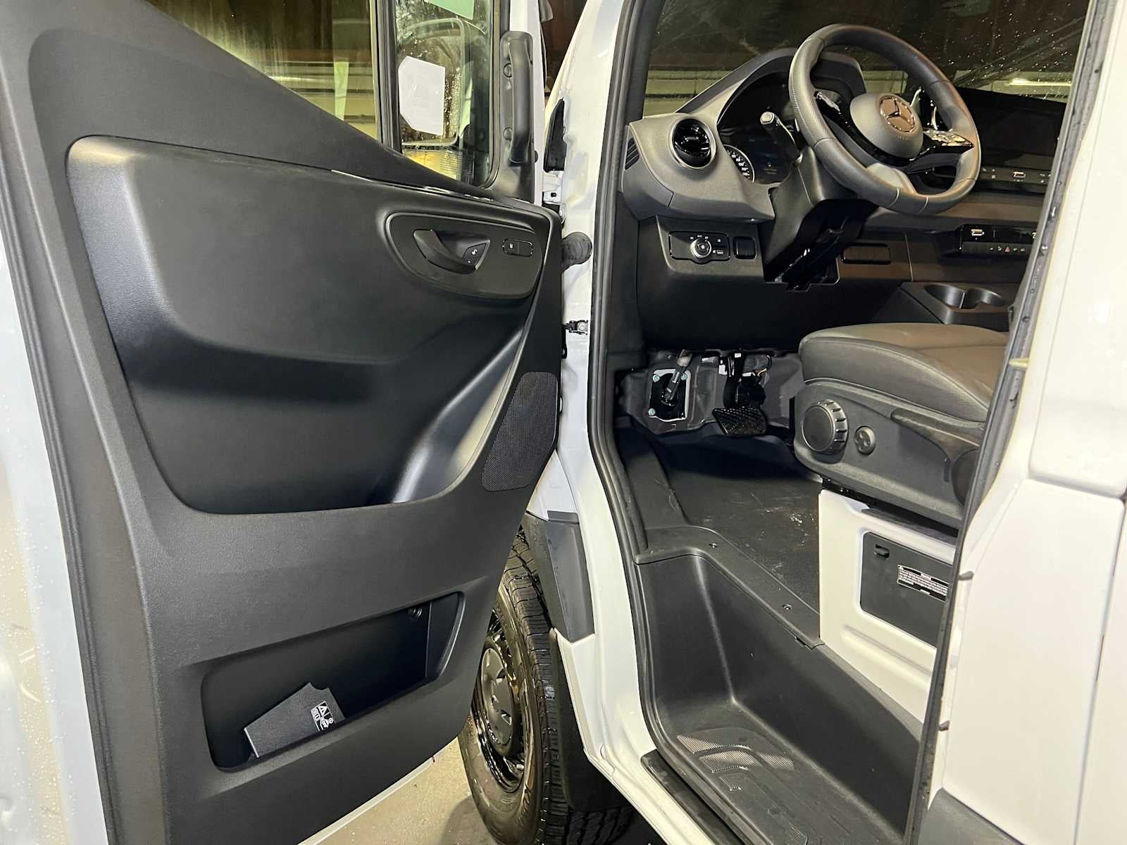 2025 Mercedes-Benz Sprinter Cargo 2500 Standard Roof I4 Diesel HO 144 AWD