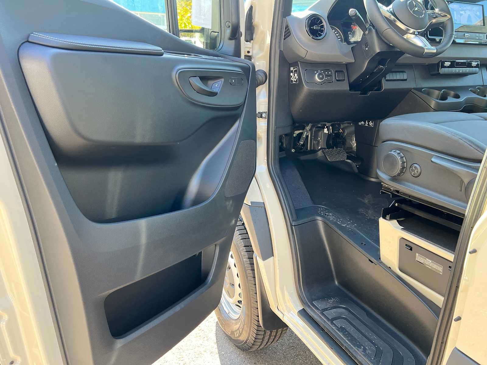 2027 Mercedes-Benz Sprinter Cargo 2500 Standard Roof I4 Diesel HO 144 AWD