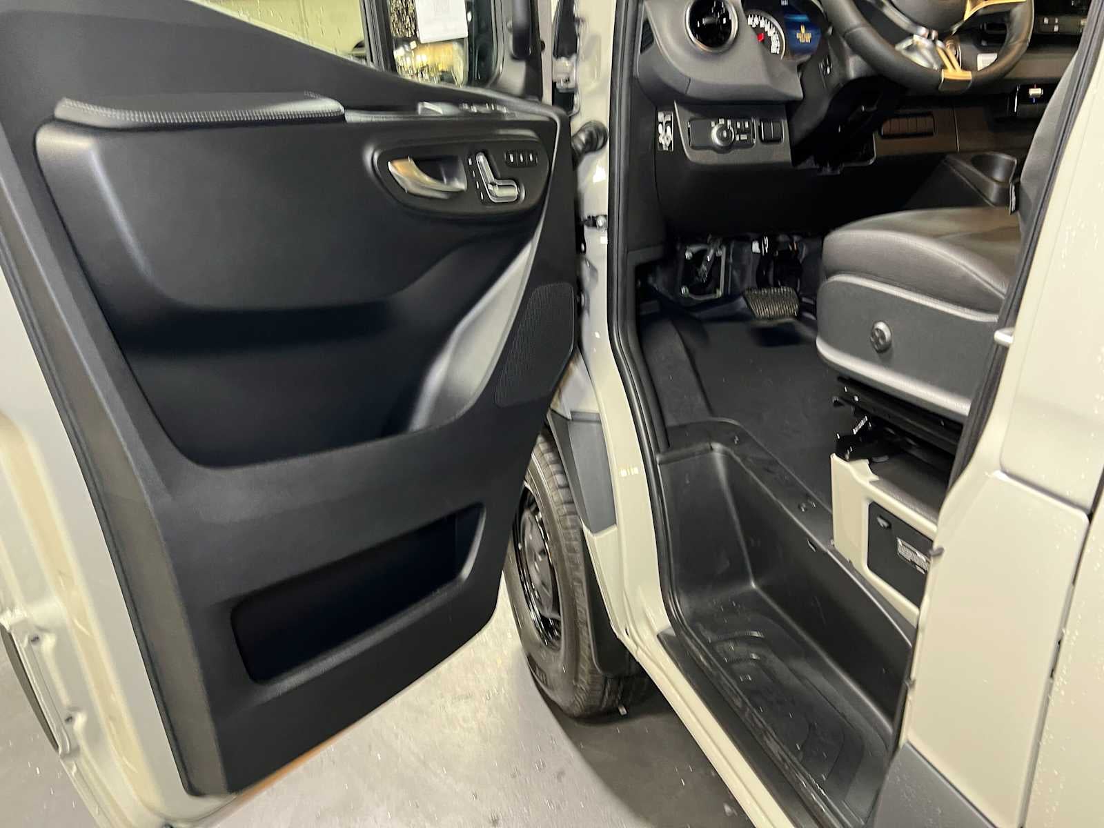 2027 Mercedes-Benz Sprinter Cargo 2500 Standard Roof I4 Diesel HO 144 AWD