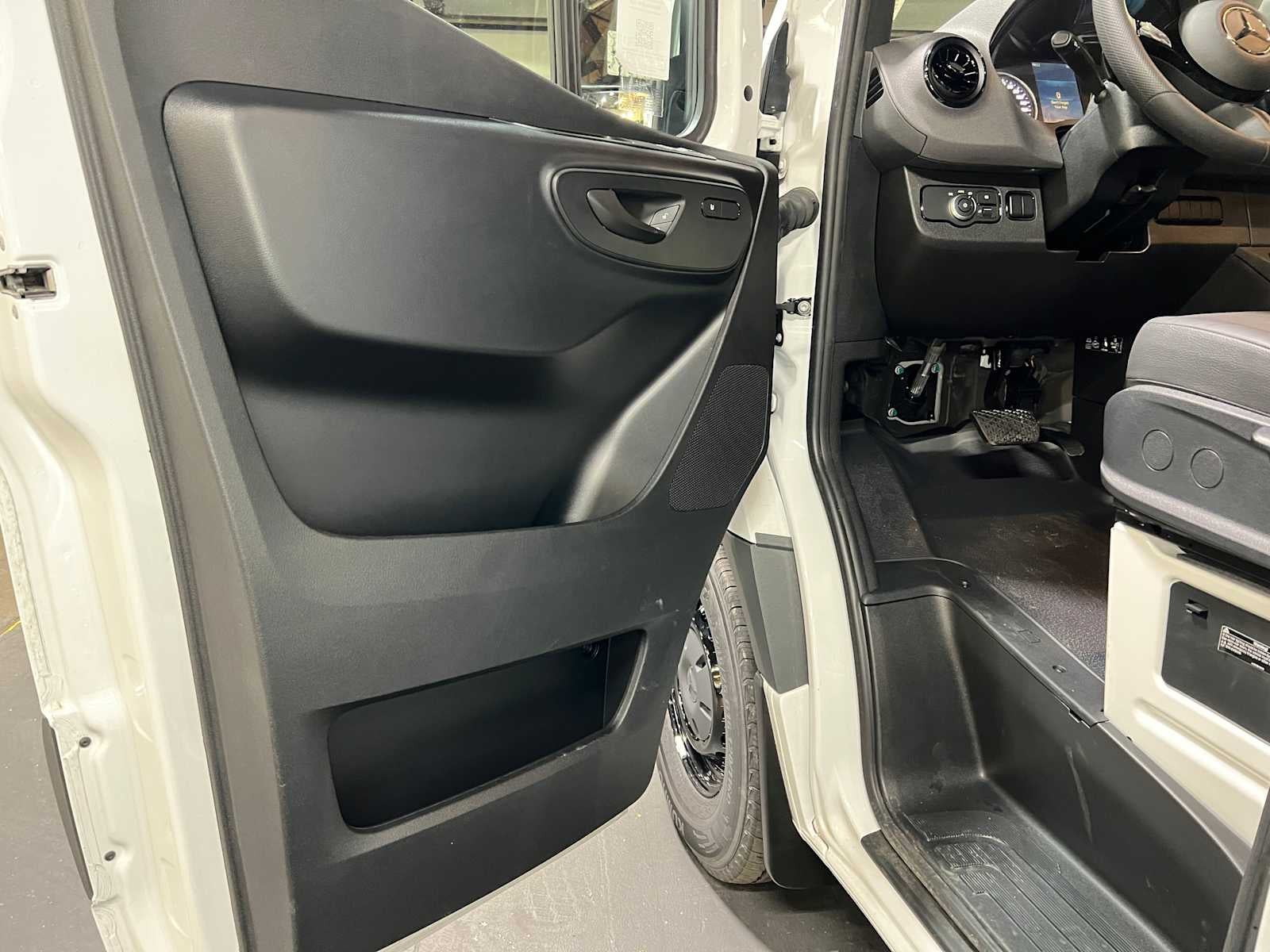 2025 Mercedes-Benz Sprinter Cargo Van 2500 High Roof I4 Diesel HO 170 RWD