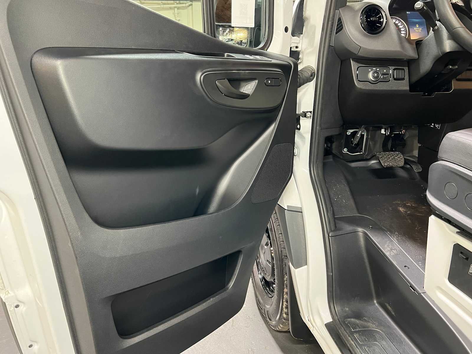 2025 Mercedes-Benz Sprinter Cargo Van 2500 High Roof I4 Diesel HO 170 RWD