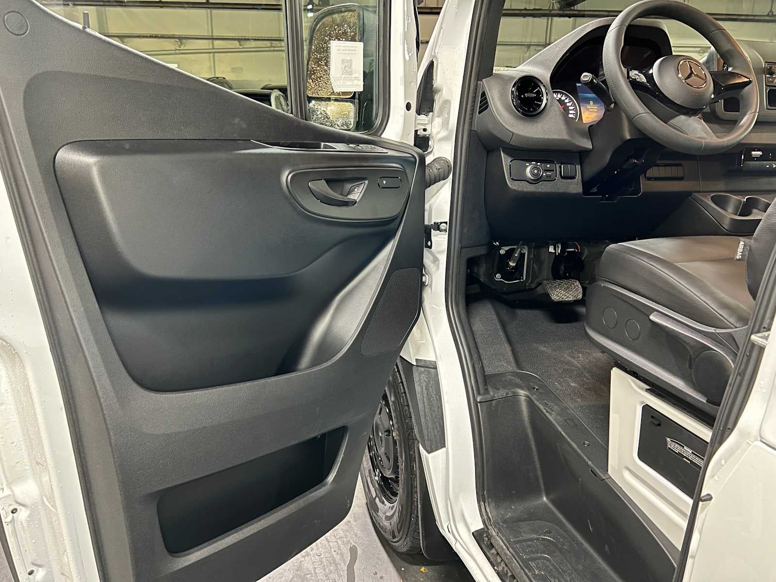 2025 Mercedes-Benz Sprinter Cargo Van 2500 High Roof I4 Diesel HO 170 RWD