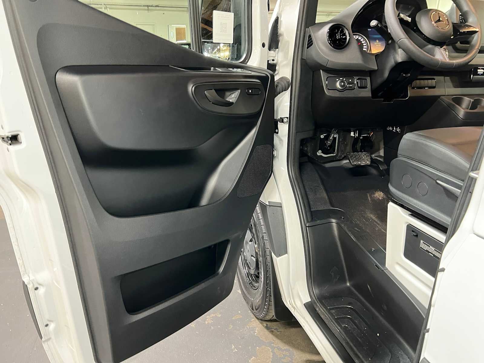 2025 Mercedes-Benz Sprinter Cargo Van 2500 High Roof I4 Diesel HO 170 RWD