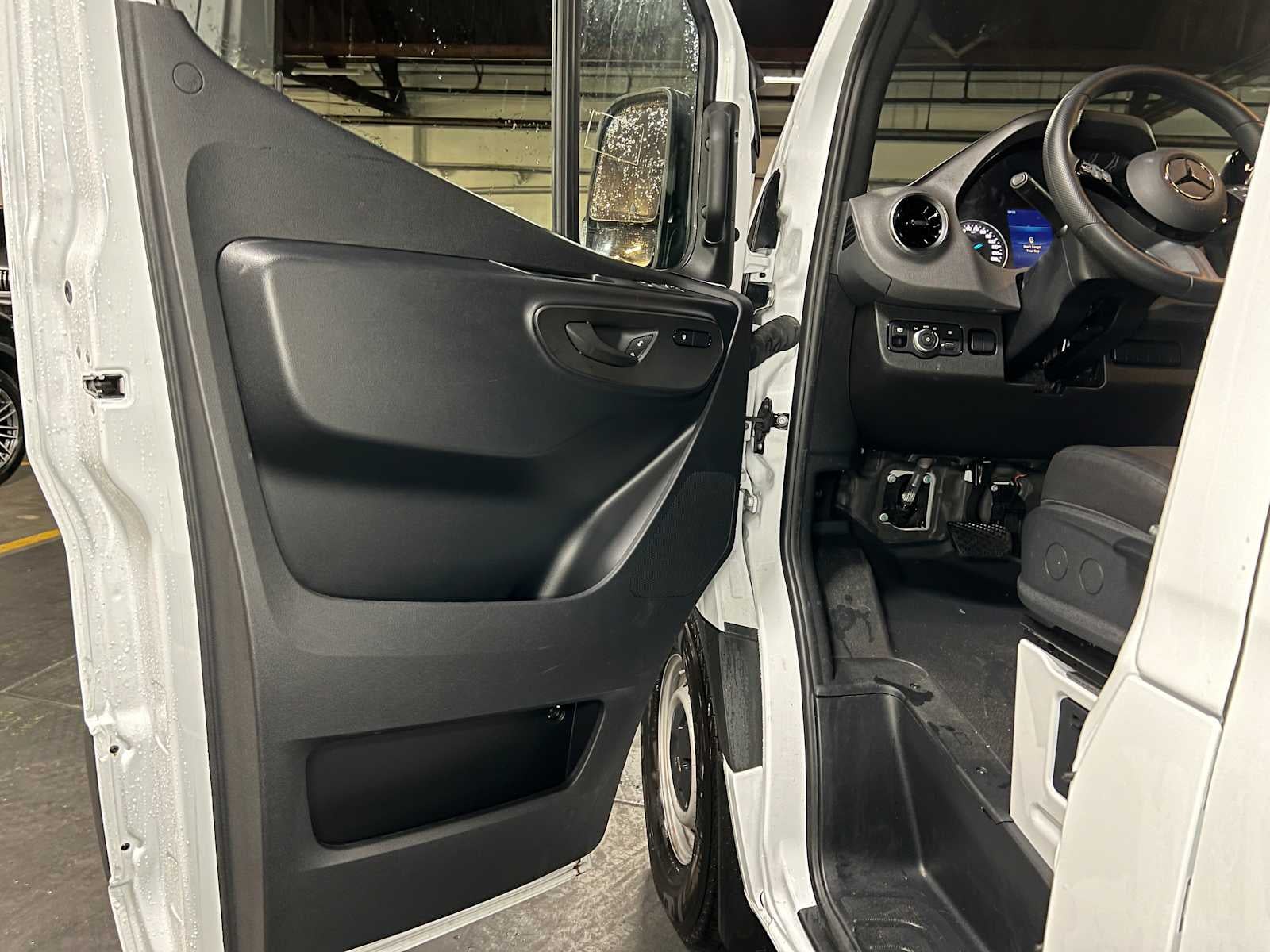 2025 Mercedes-Benz eSprinter Cargo Van 2500 Standard Roof HO 144 RWD