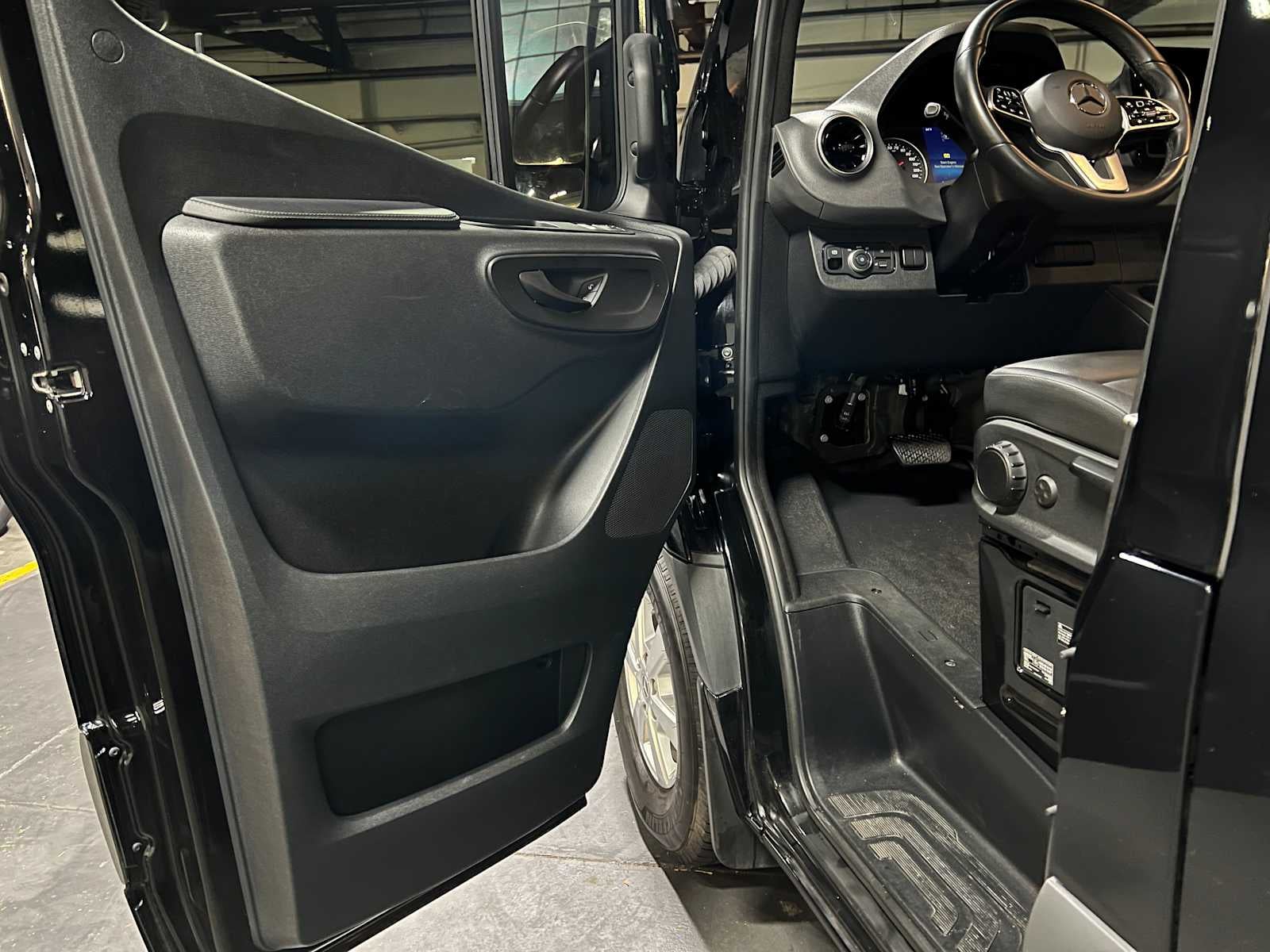 2022 Mercedes-Benz Sprinter Passenger Van 2500 Standard Roof V6 144 RWD