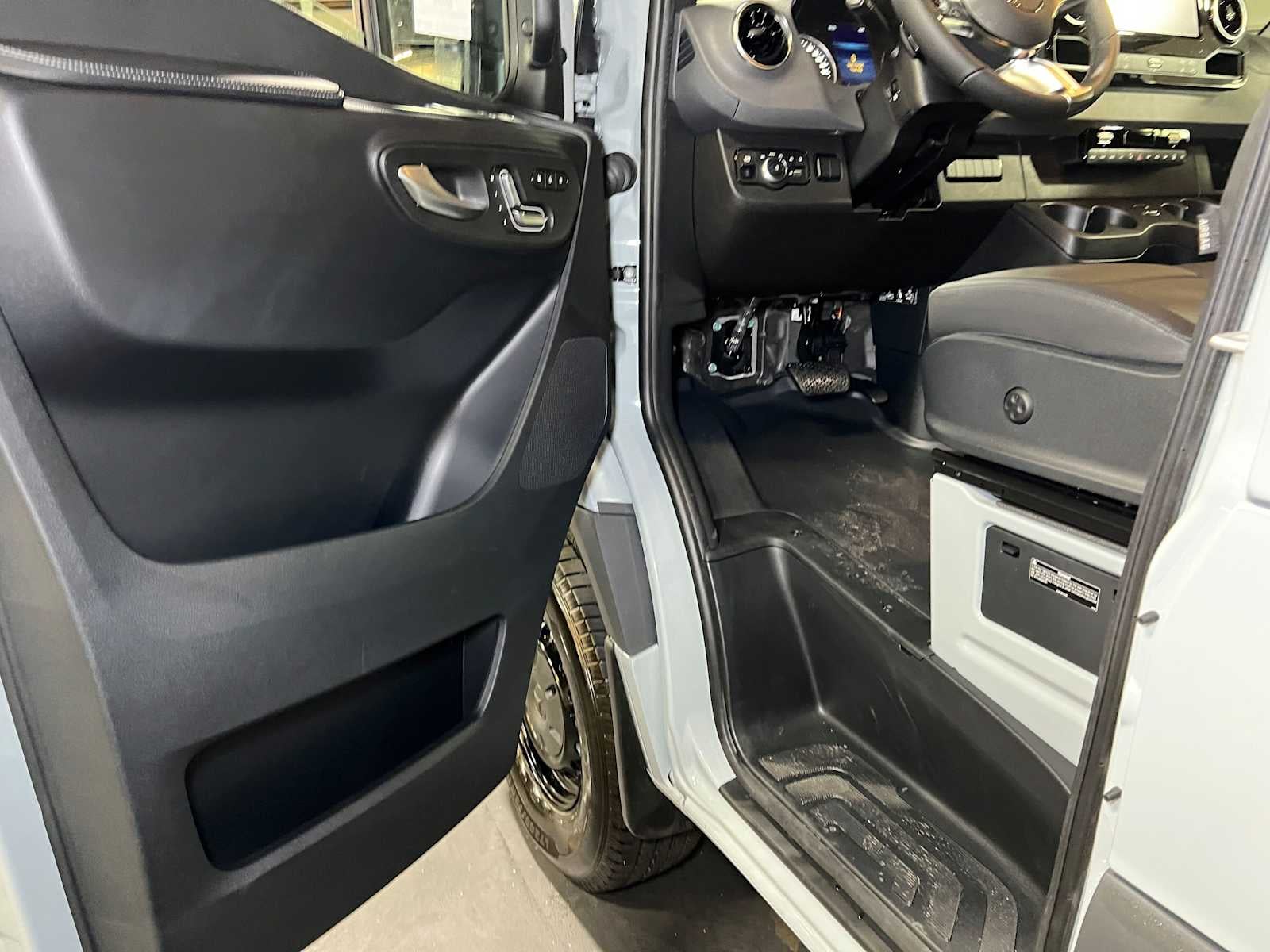 2026 Mercedes-Benz Sprinter Passenger 2500 Standard Roof I4 Diesel HO 144 AWD