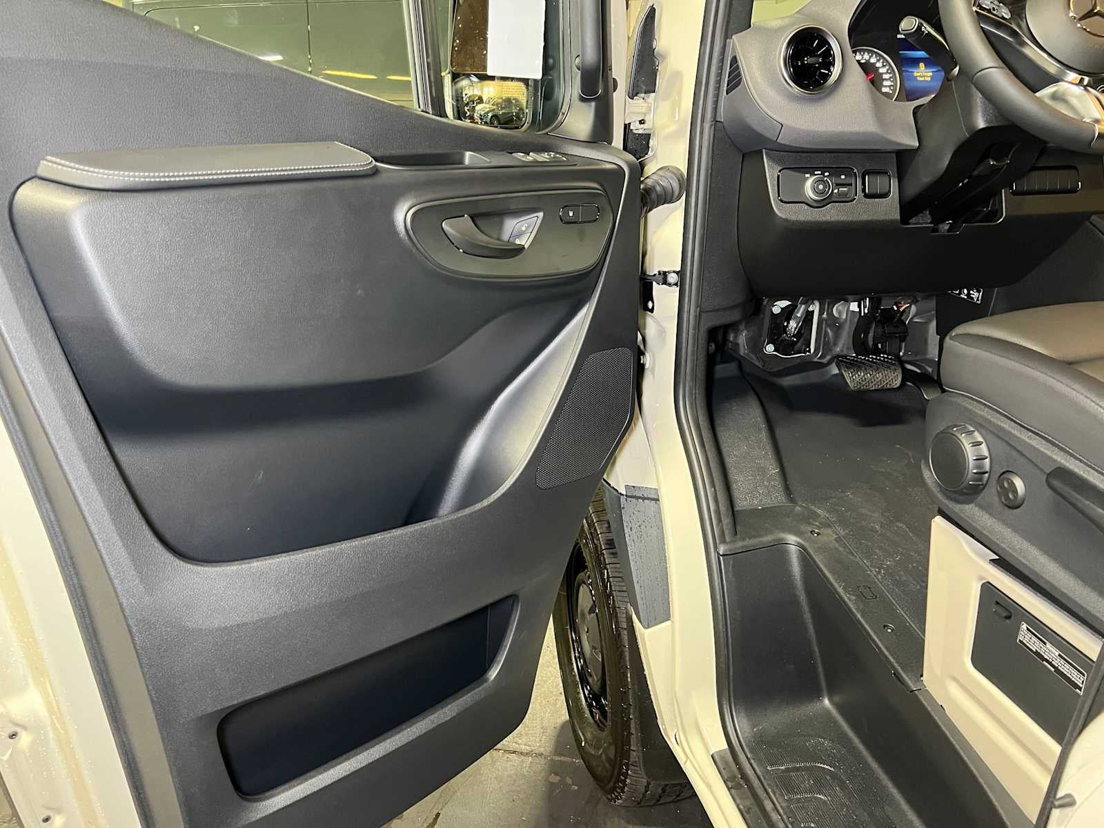 2026 Mercedes-Benz Sprinter Passenger 2500 Standard Roof I4 Diesel HO 144 AWD