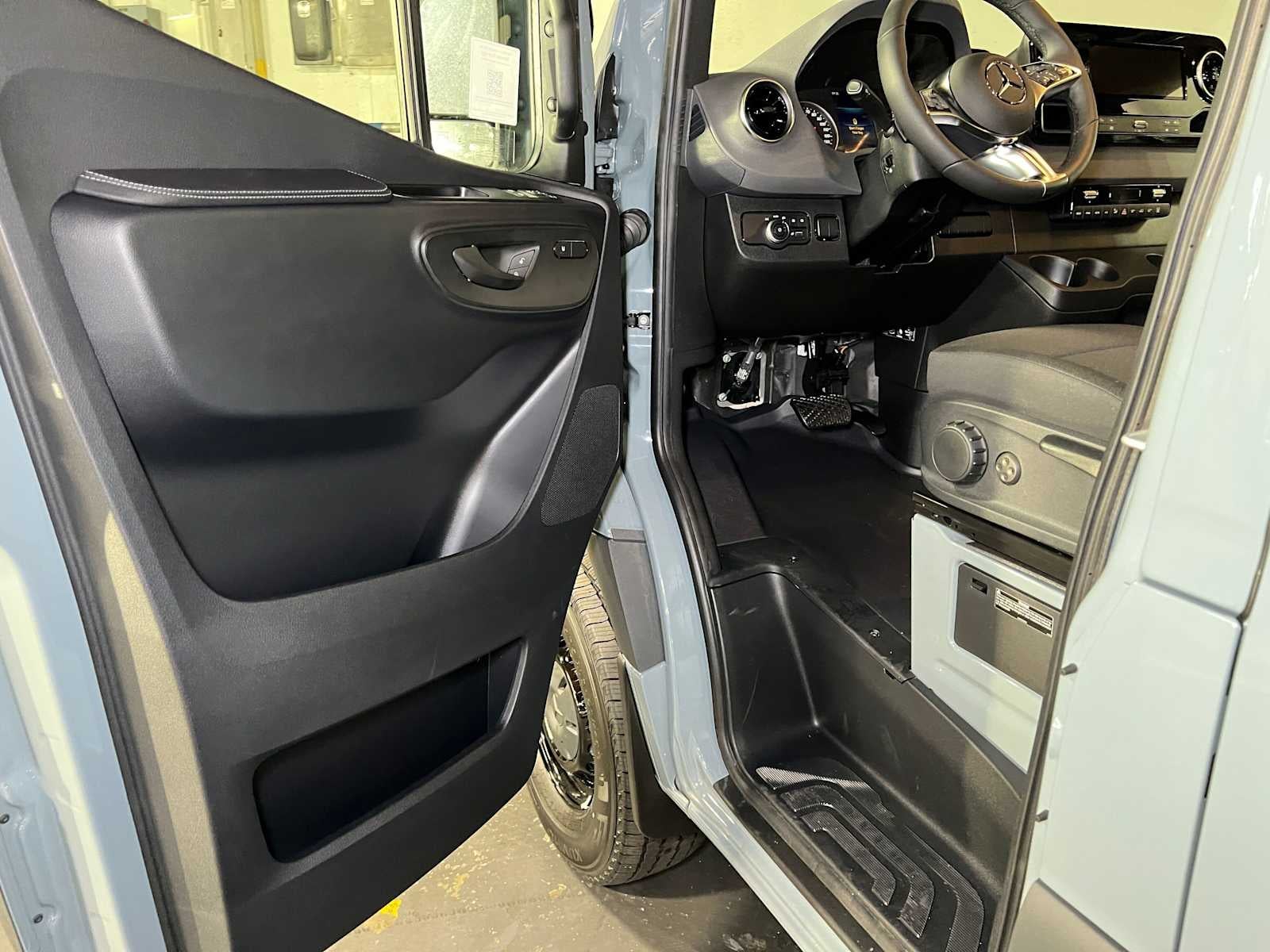 2026 Mercedes-Benz Sprinter Passenger 2500 Standard Roof I4 Diesel HO 144 AWD