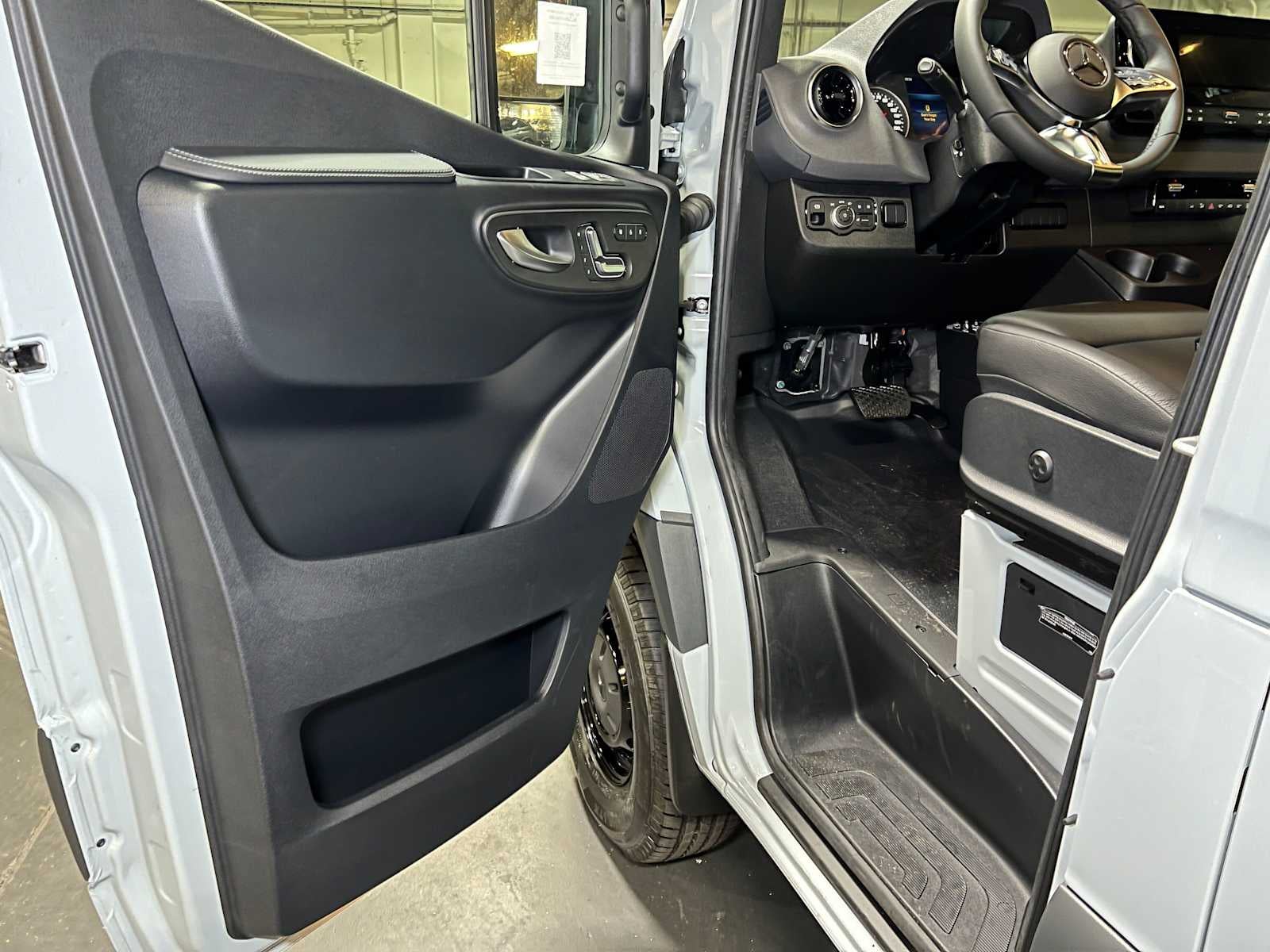2026 Mercedes-Benz Sprinter Passenger 2500 Standard Roof I4 Diesel HO 144 AWD