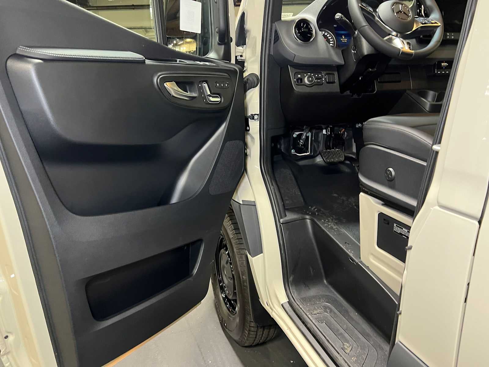 2026 Mercedes-Benz Sprinter Passenger 2500 Standard Roof I4 Diesel HO 144 AWD