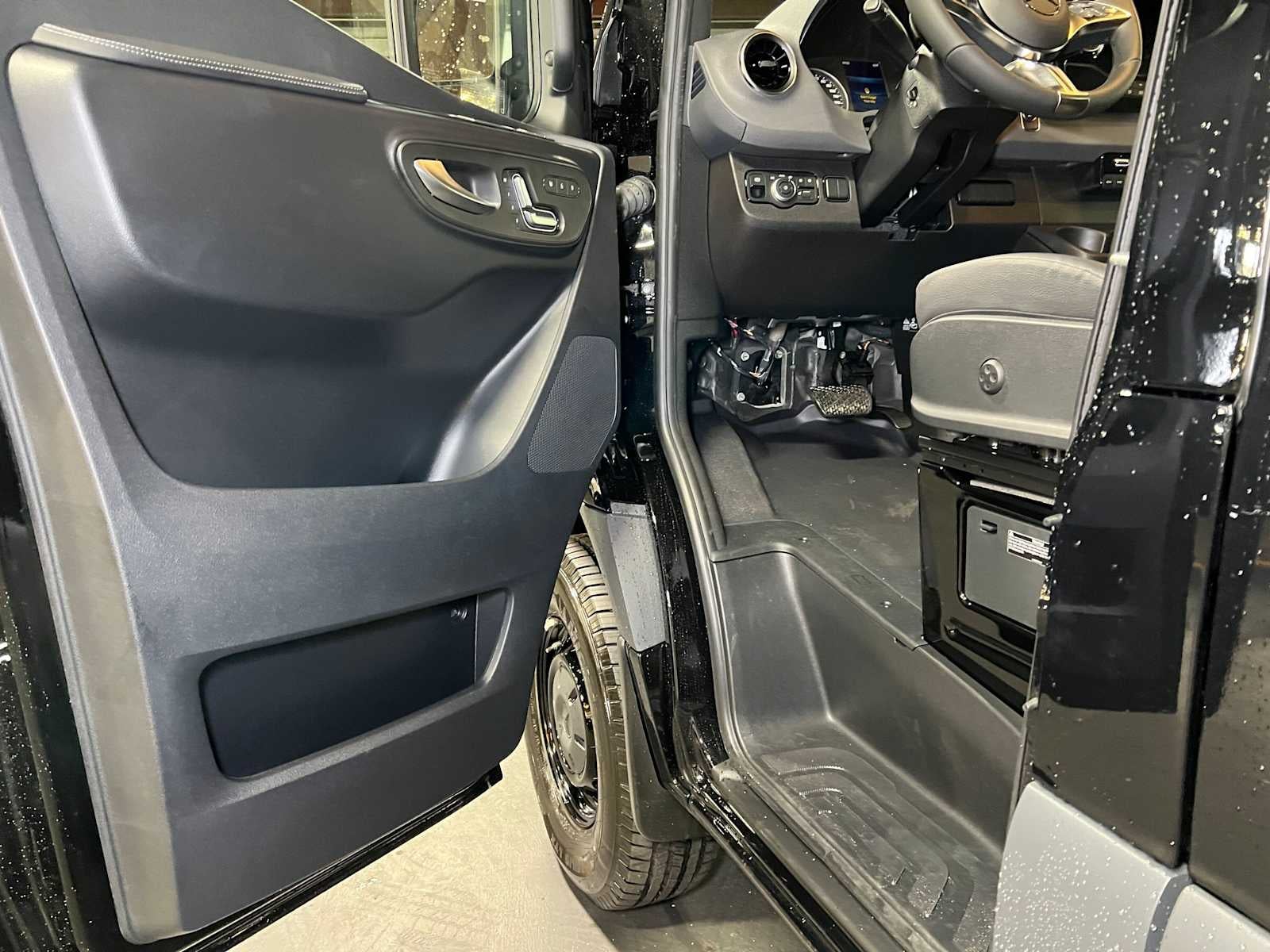 2026 Mercedes-Benz Sprinter Passenger 2500 Standard Roof I4 Diesel HO 144 AWD