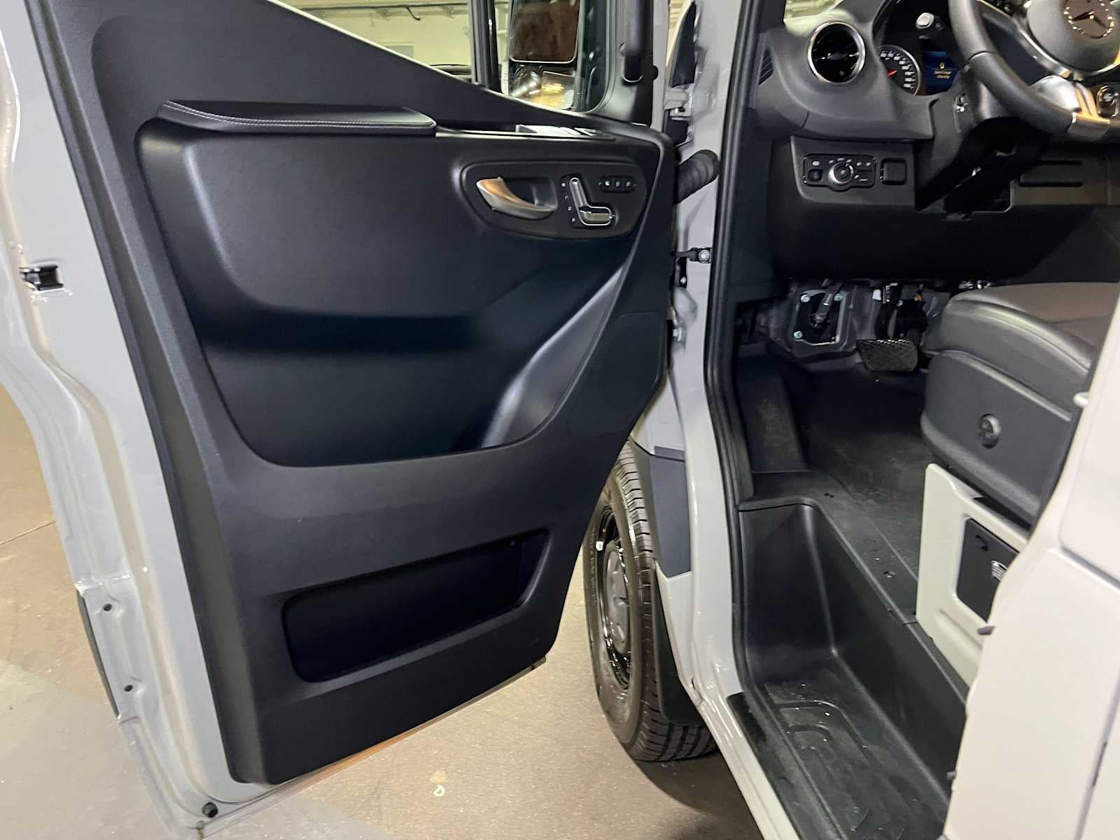 2026 Mercedes-Benz Sprinter Passenger 2500 Standard Roof I4 Diesel HO 144 AWD