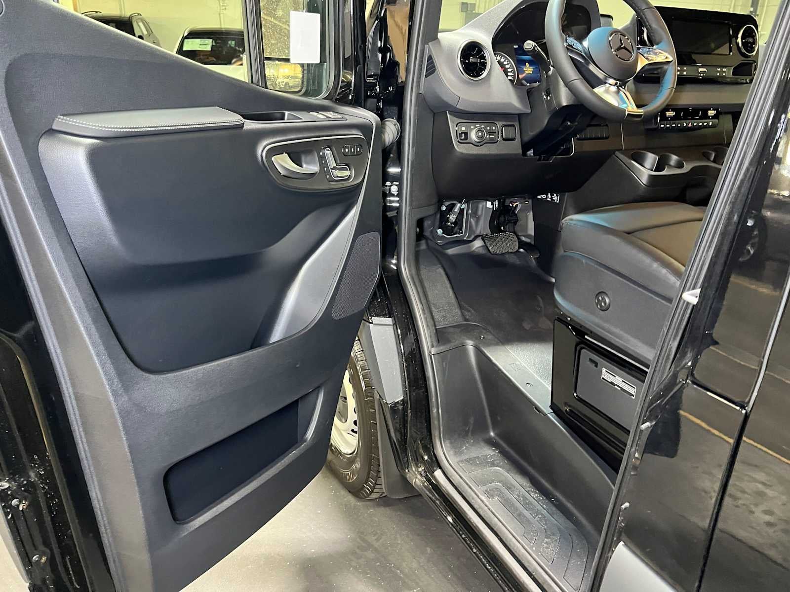 2026 Mercedes-Benz Sprinter Passenger Van 2500 High Roof I4 Diesel HO 170 RWD