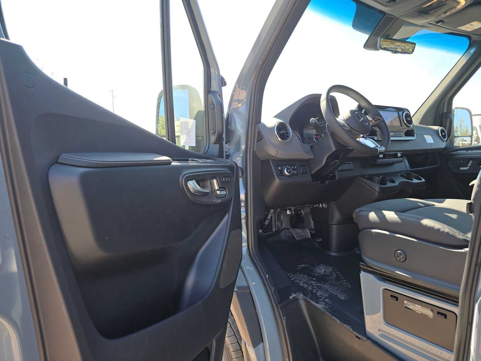 2026 Mercedes-Benz Sprinter Crew 2500 Standard Roof I4 Diesel HO 144 AWD