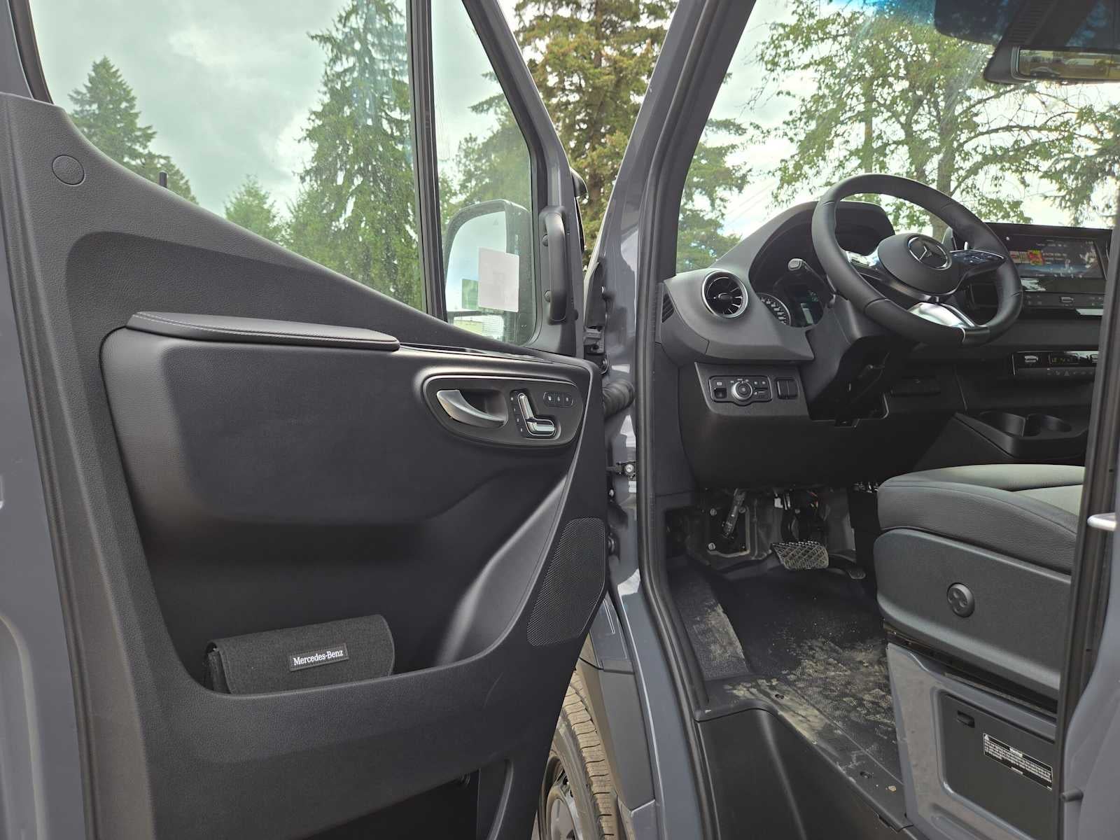 2026 Mercedes-Benz Sprinter Crew 2500 Standard Roof I4 Diesel HO 144 AWD
